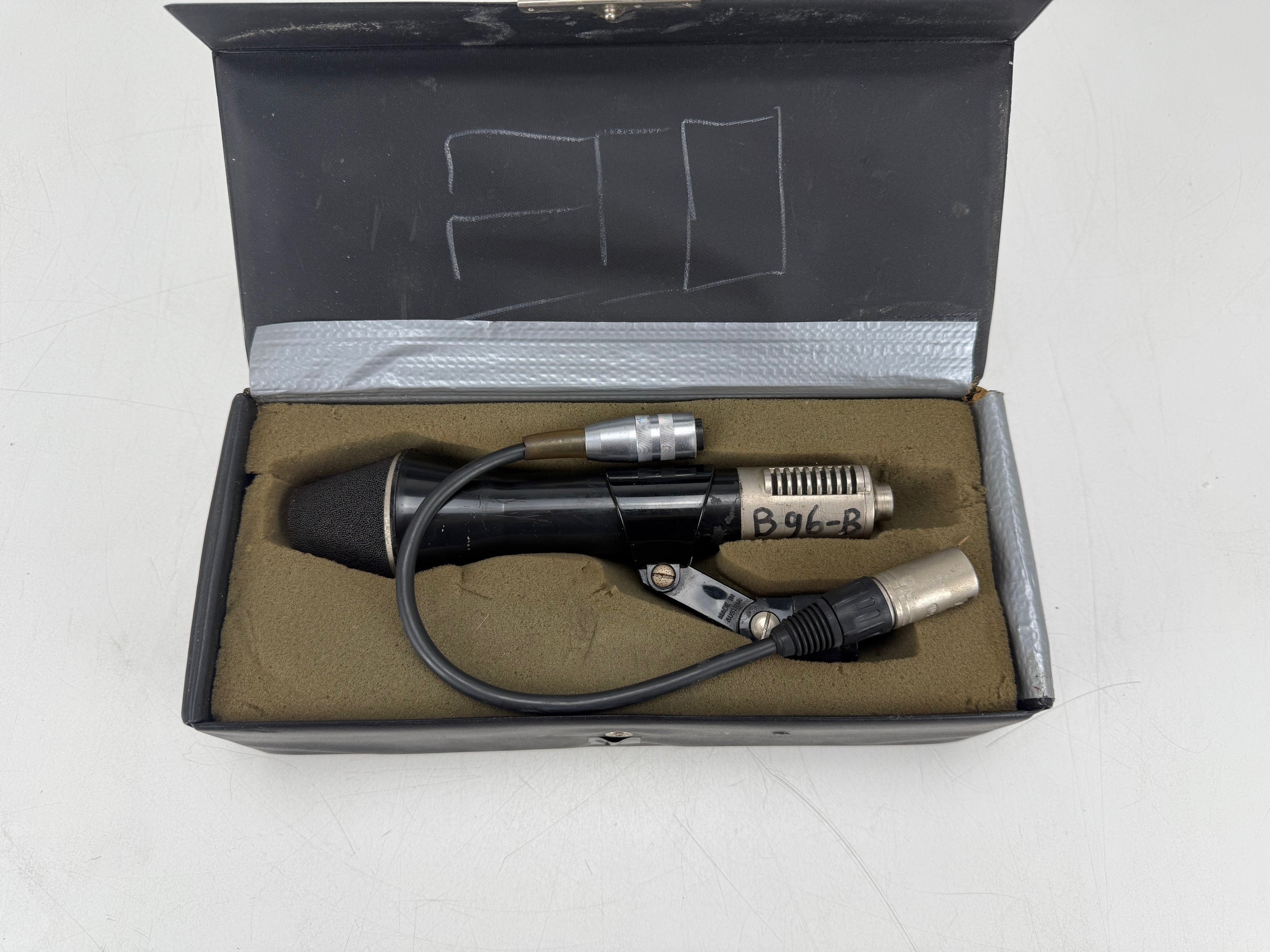 AKG D 202 CS dynamische microfoon met dubbele capsule, inclusief koffer en DIN-naar-XLR-connector.