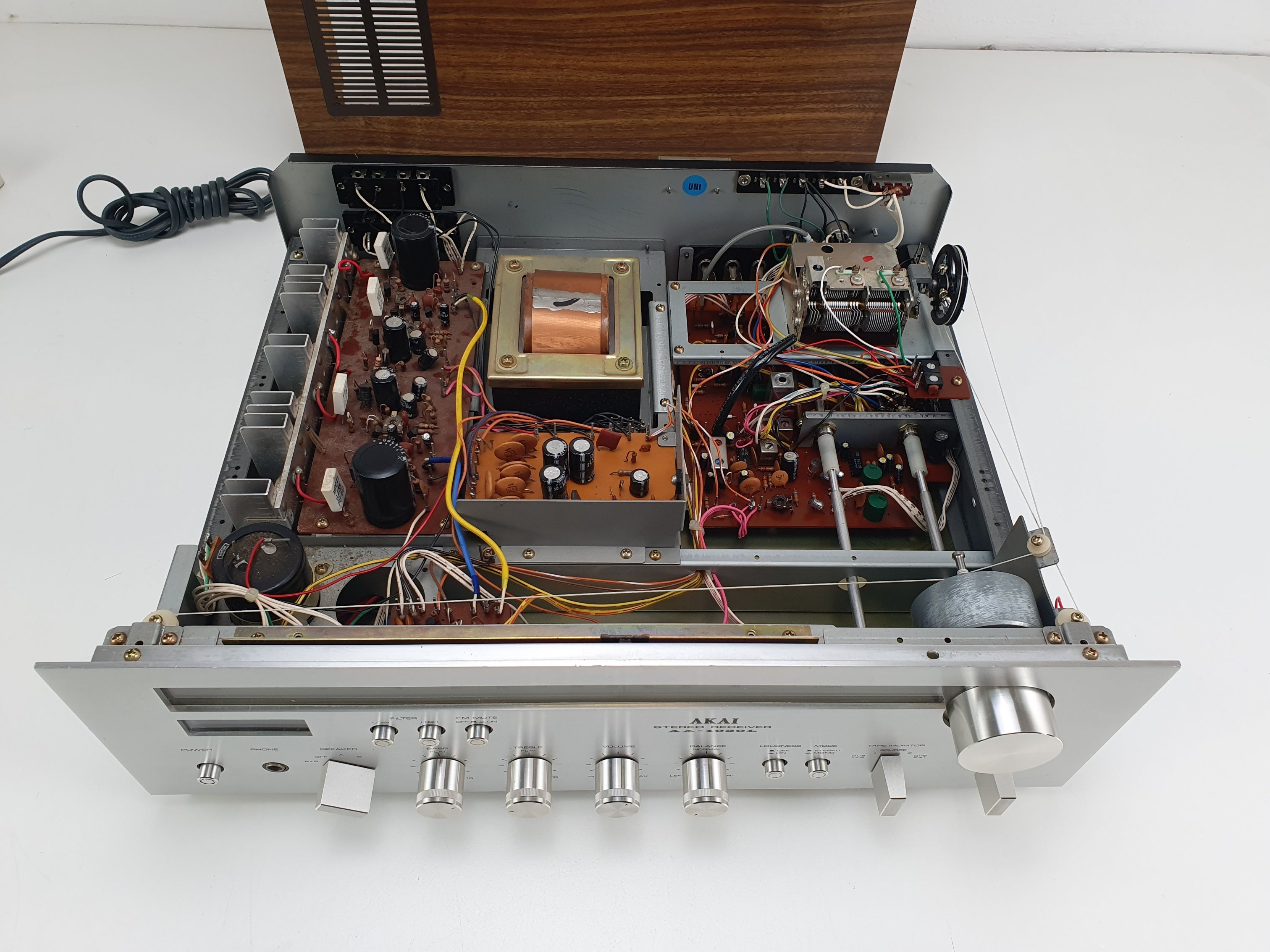 Akai AA-1020L, een mooie stereo-ontvanger, is volledig nagekeken en onderhouden.