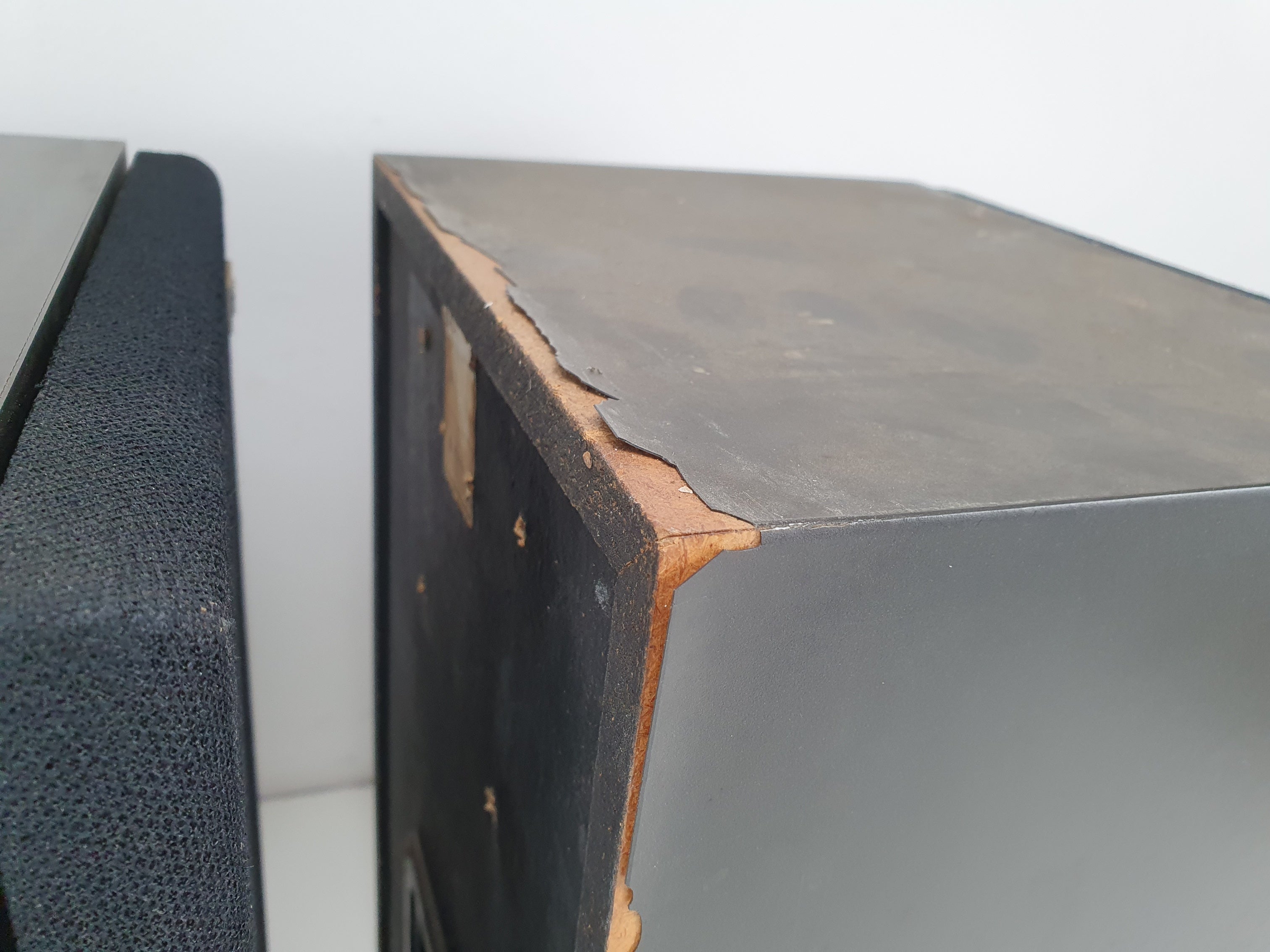 Akai SR-1100 Vintage boekenplankspeakers - Eén werkt niet volledig