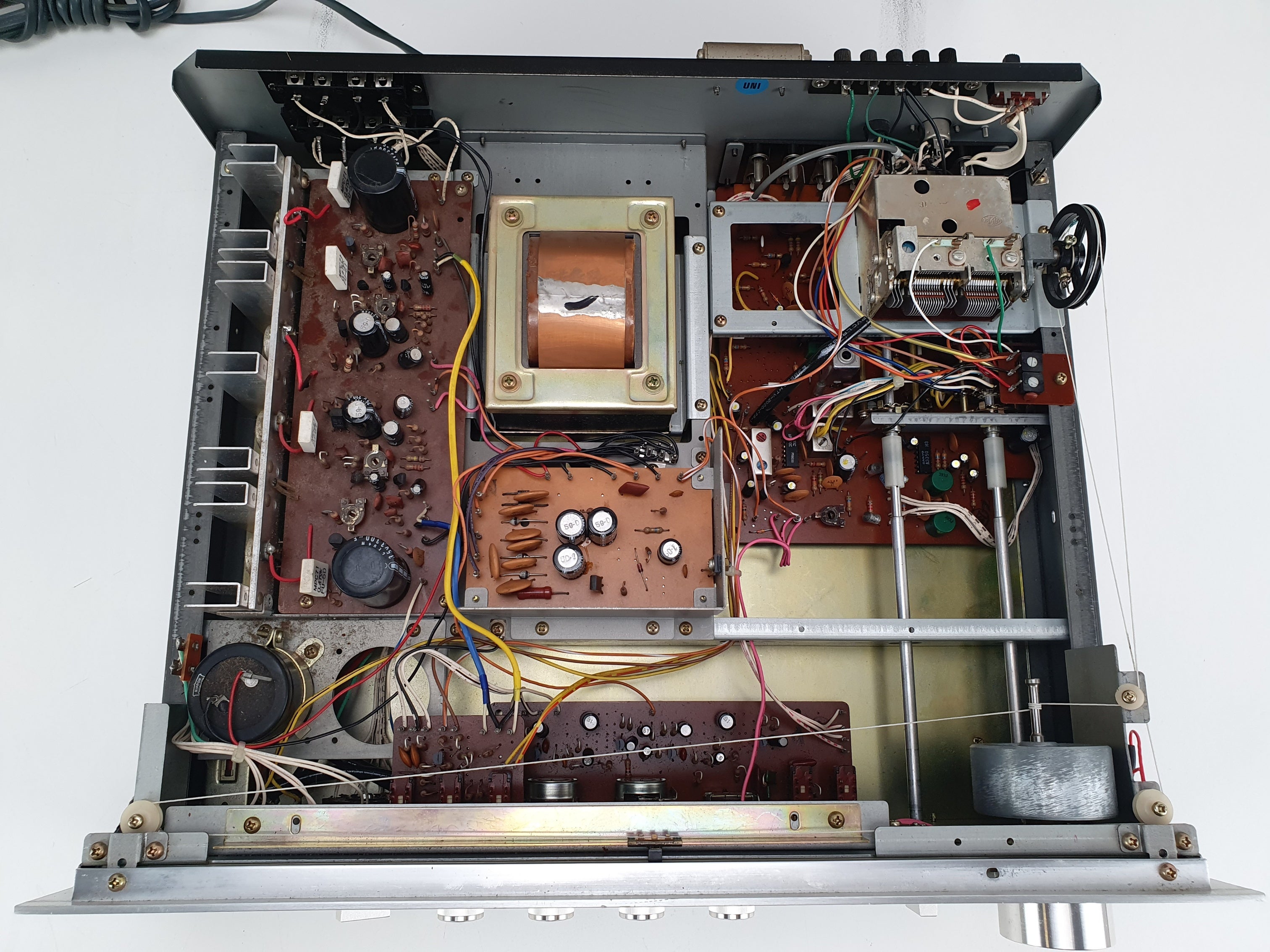 Akai AA-1020L, een mooie stereo-ontvanger, is volledig nagekeken en onderhouden.