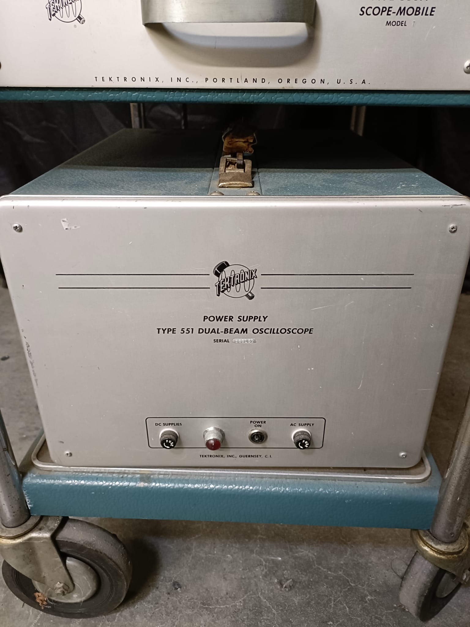 Tektronix 551 Dual Beam Ocilloscope met voeding en mobiele scope