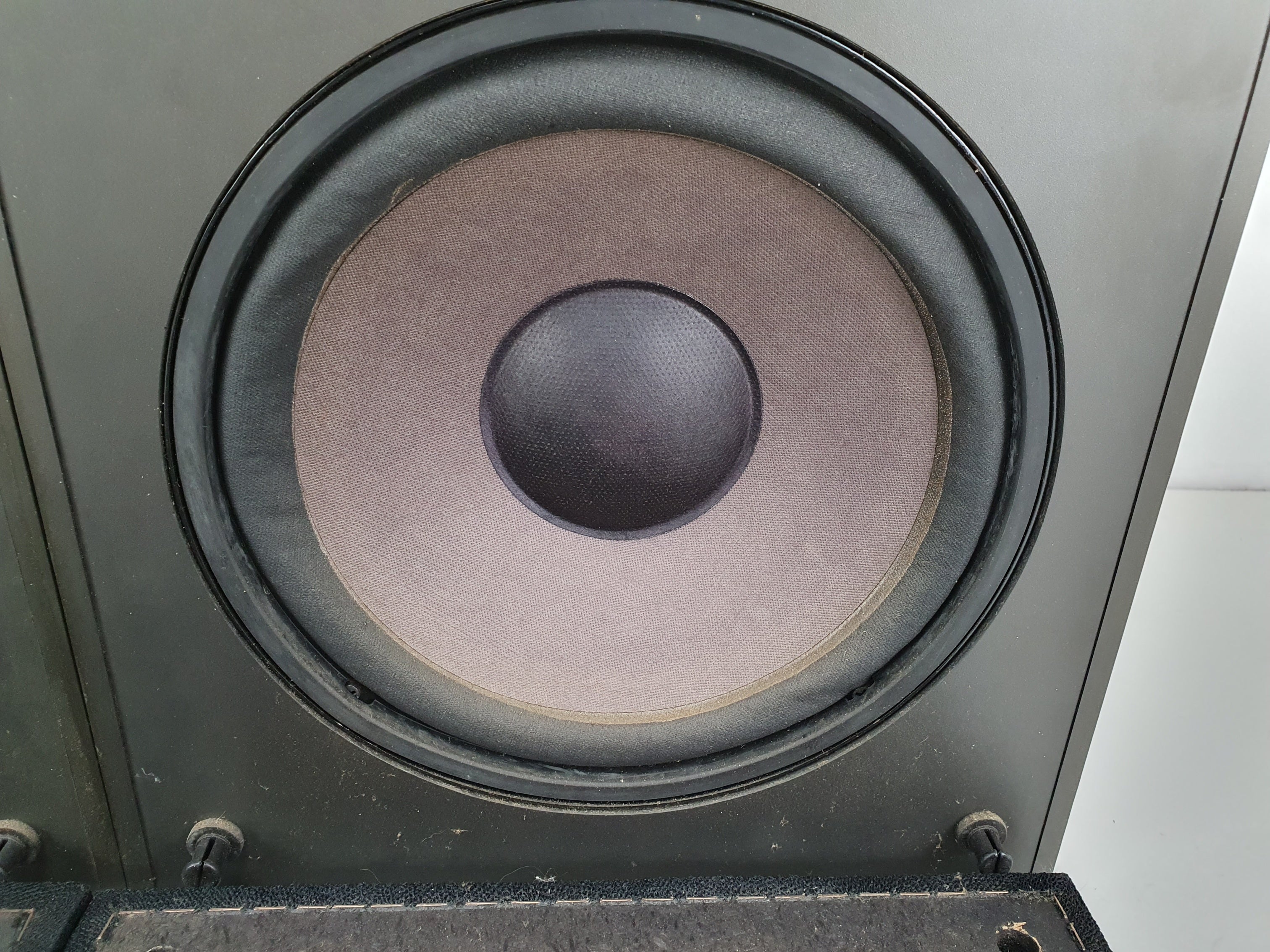 Akai SR-1100 Vintage boekenplankspeakers - Eén werkt niet volledig