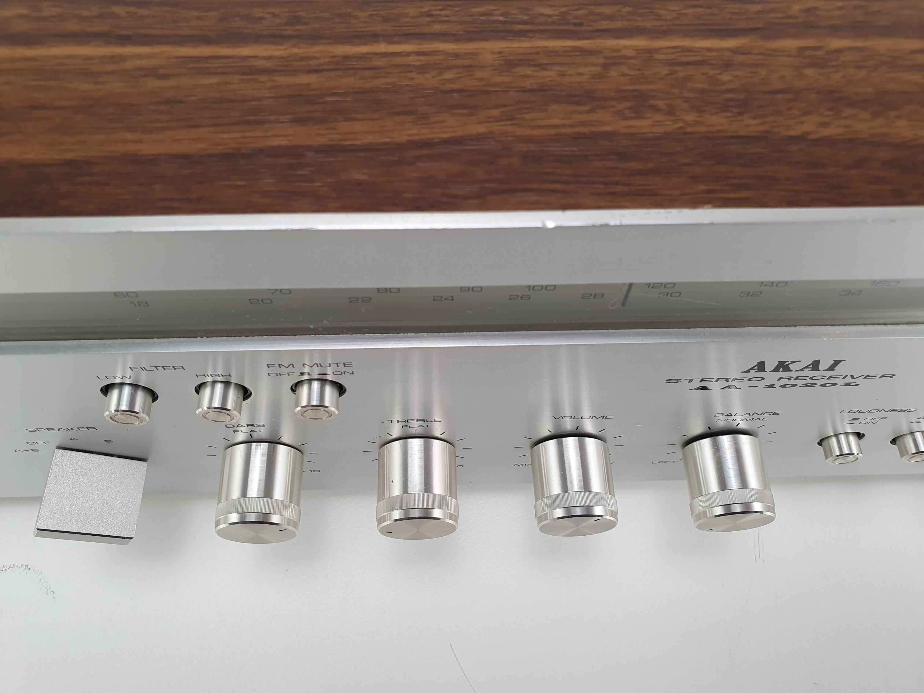 Akai AA-1020L, een mooie stereo-ontvanger, is volledig nagekeken en onderhouden.