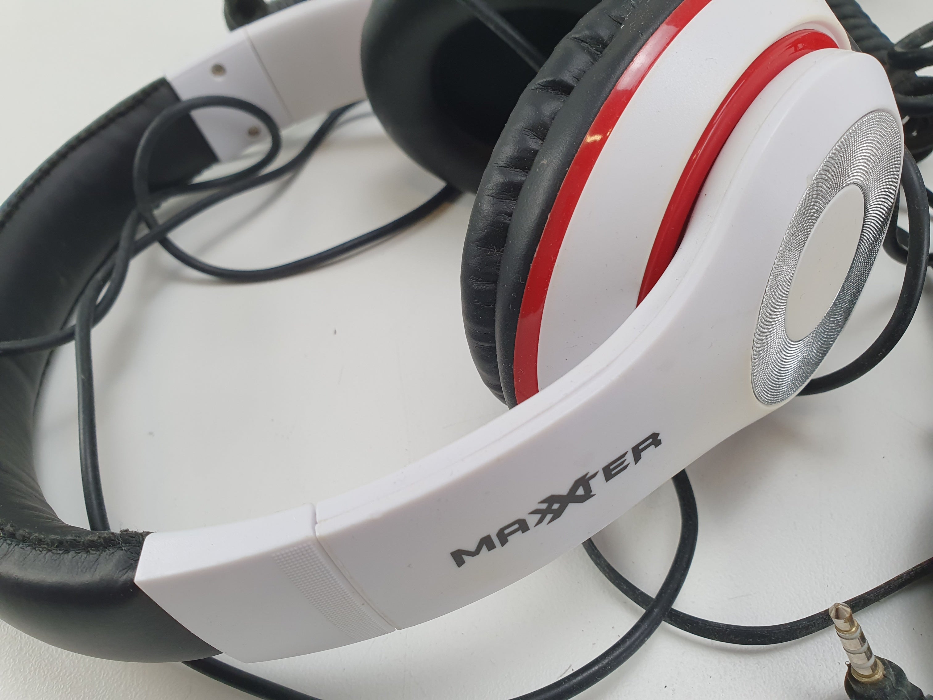 Diverse partij met 4 koptelefoons van verschillende merken - 2 werkend, 2 worden verkocht zoals ze zijn.