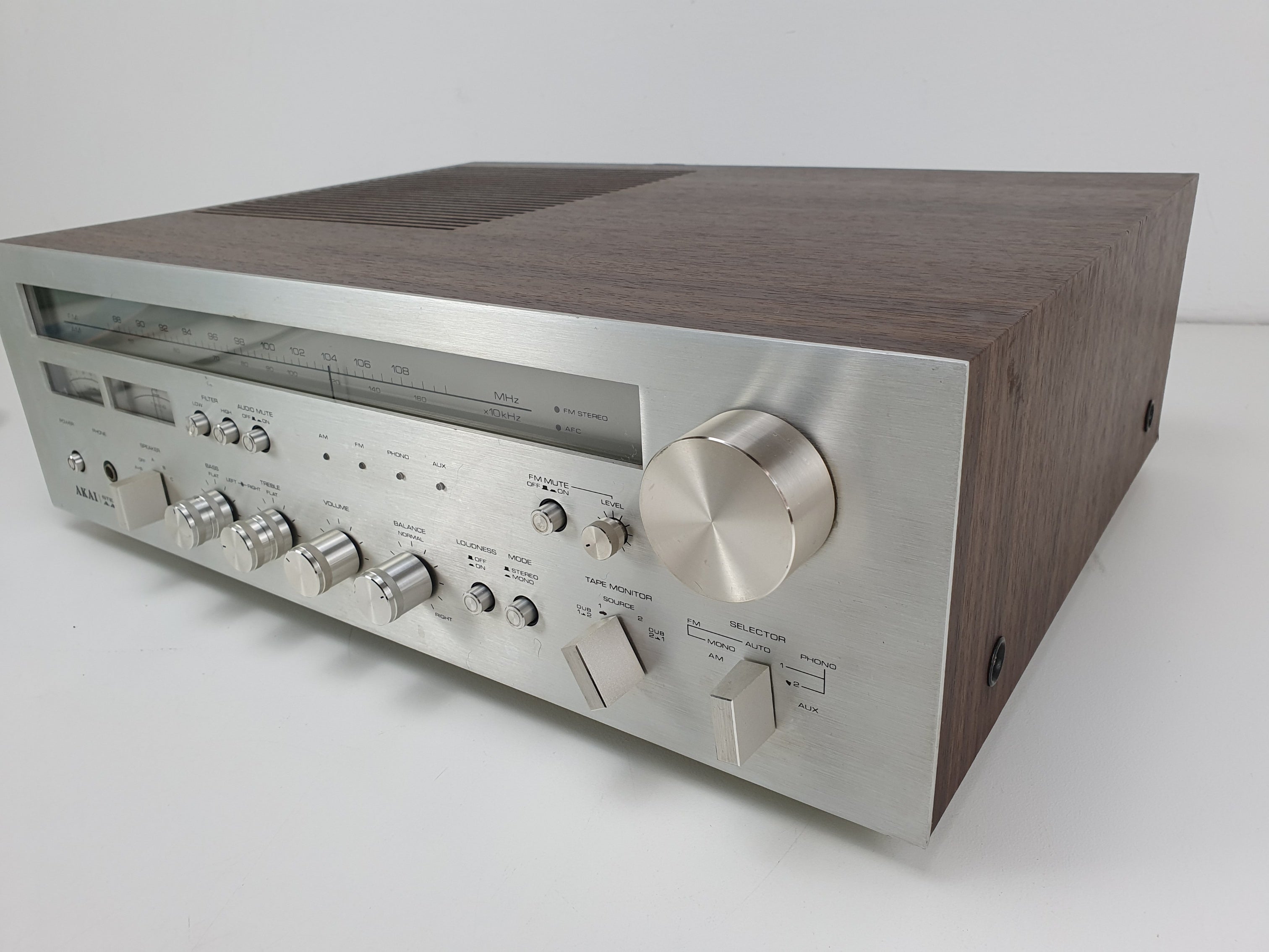 Akai AA-1050 stereo receiver - 35W 4-16Ohm - Volledig werkend