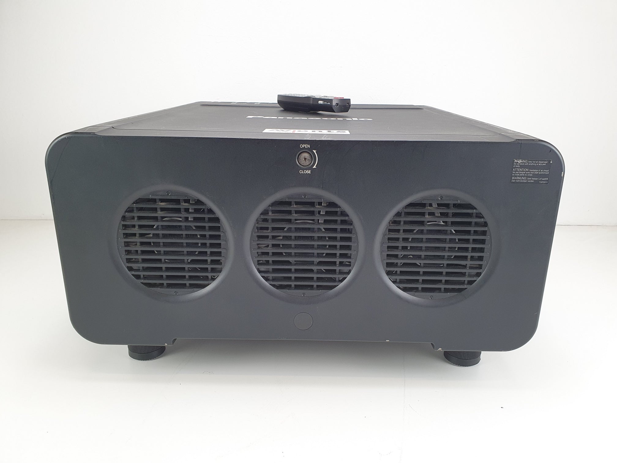 Panasonic PT-D1000E Big projector in flightcase, with flight frame,  ET-D75LE2