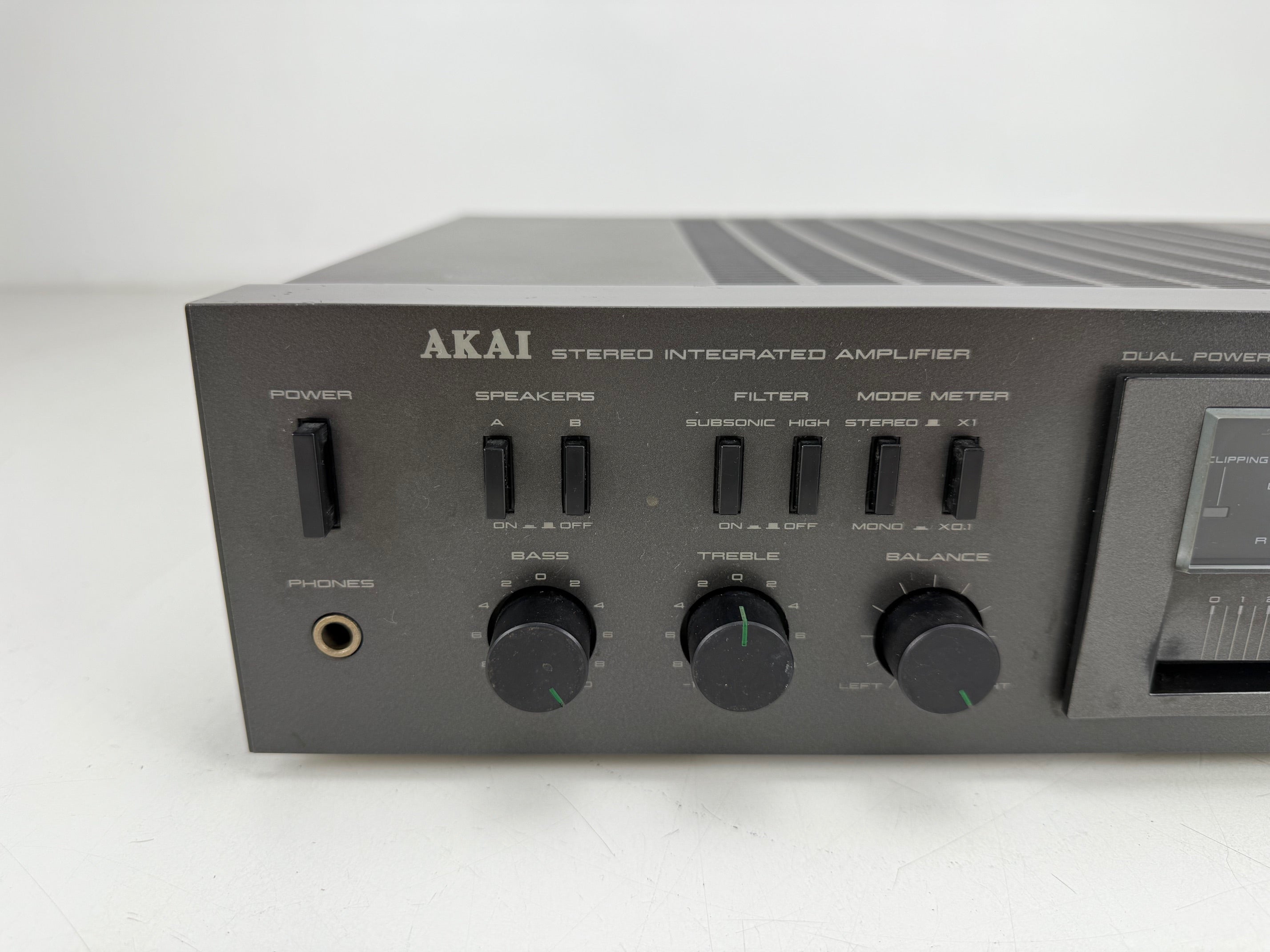 Akai AM-U02 stereo geïntegreerde versterker