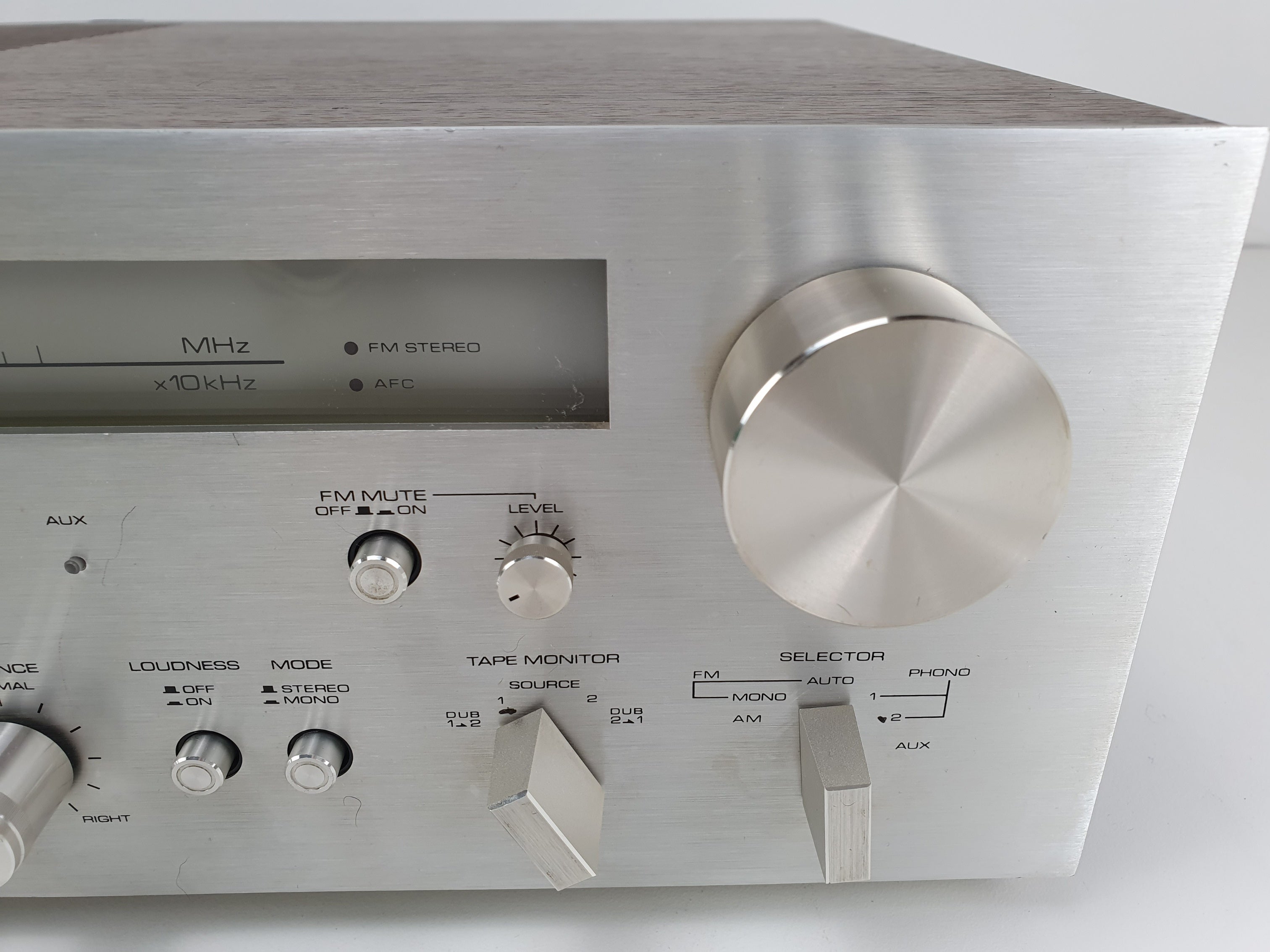 Akai AA-1050 stereo receiver - 35W 4-16Ohm - Volledig werkend