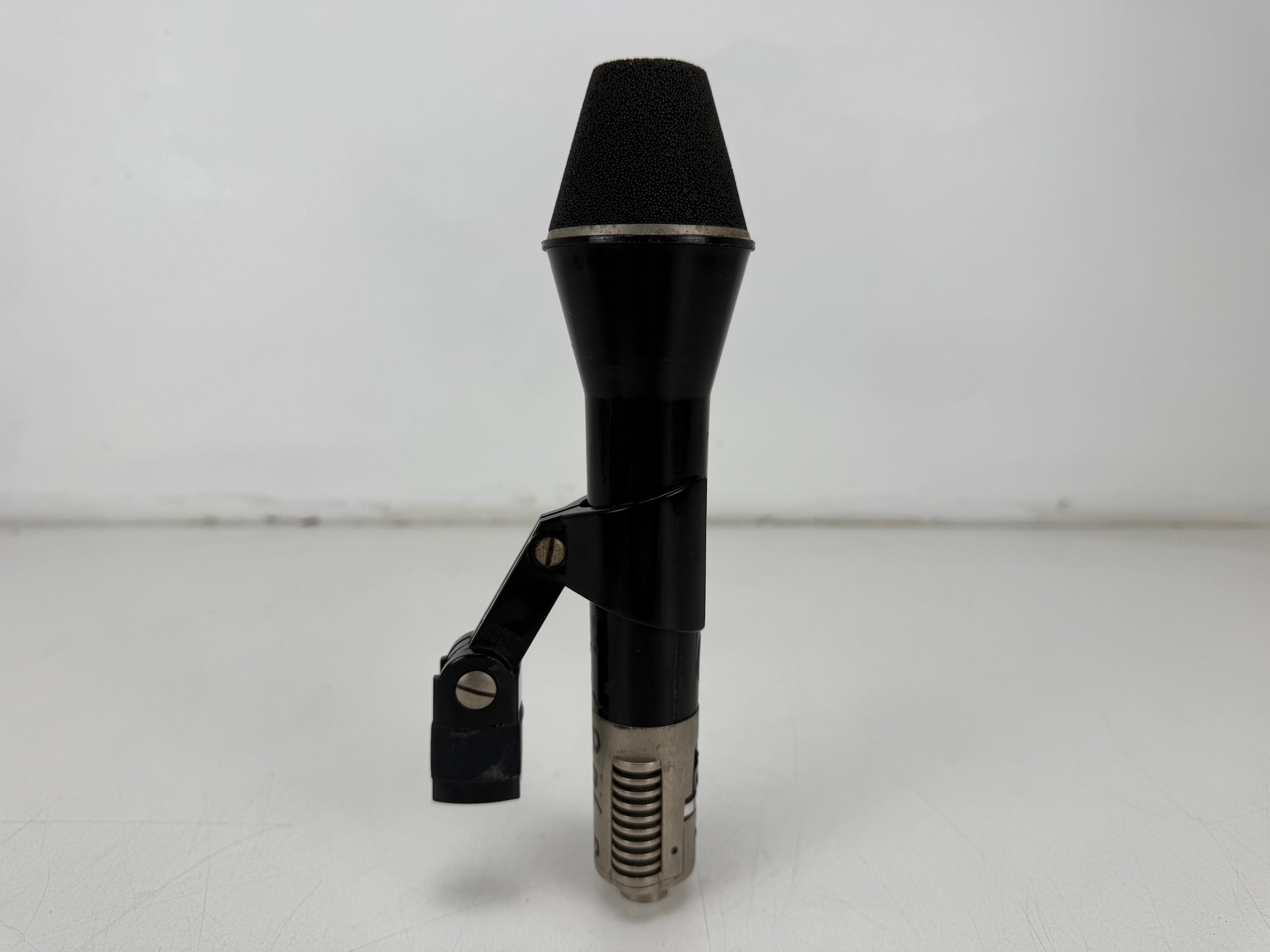 AKG D 202 CS dynamische microfoon met dubbele capsule, inclusief koffer en DIN-naar-XLR-connector.