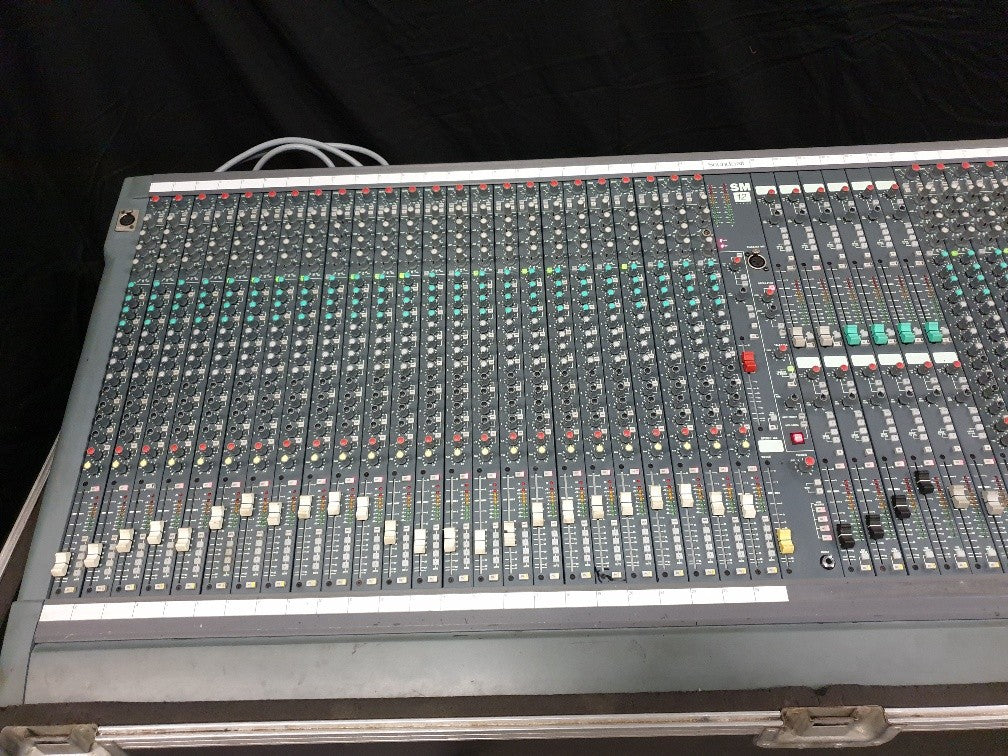 Soundcraft SM12 40-kanaals mengpaneel in flightcase met voeding.