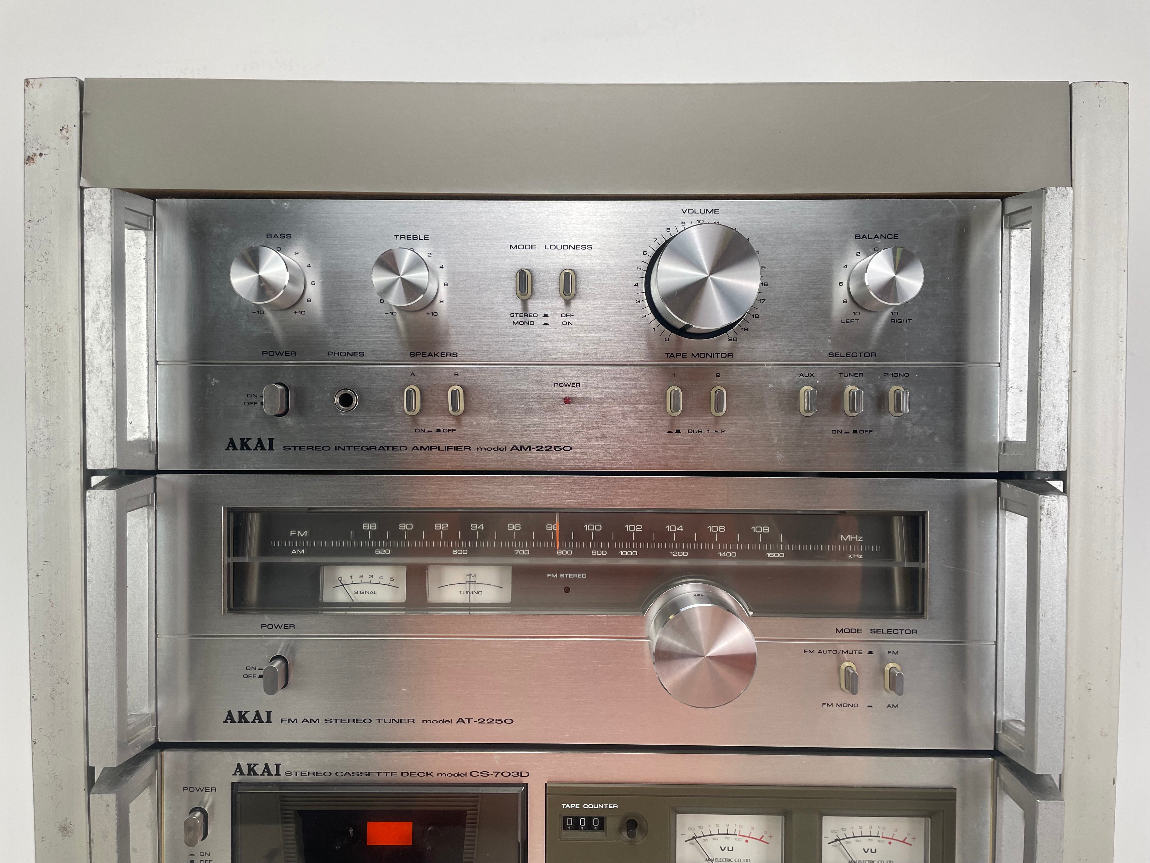 AKAI - AM-2250 / AT-2250 / CS-703D in origineel AKAI-rack