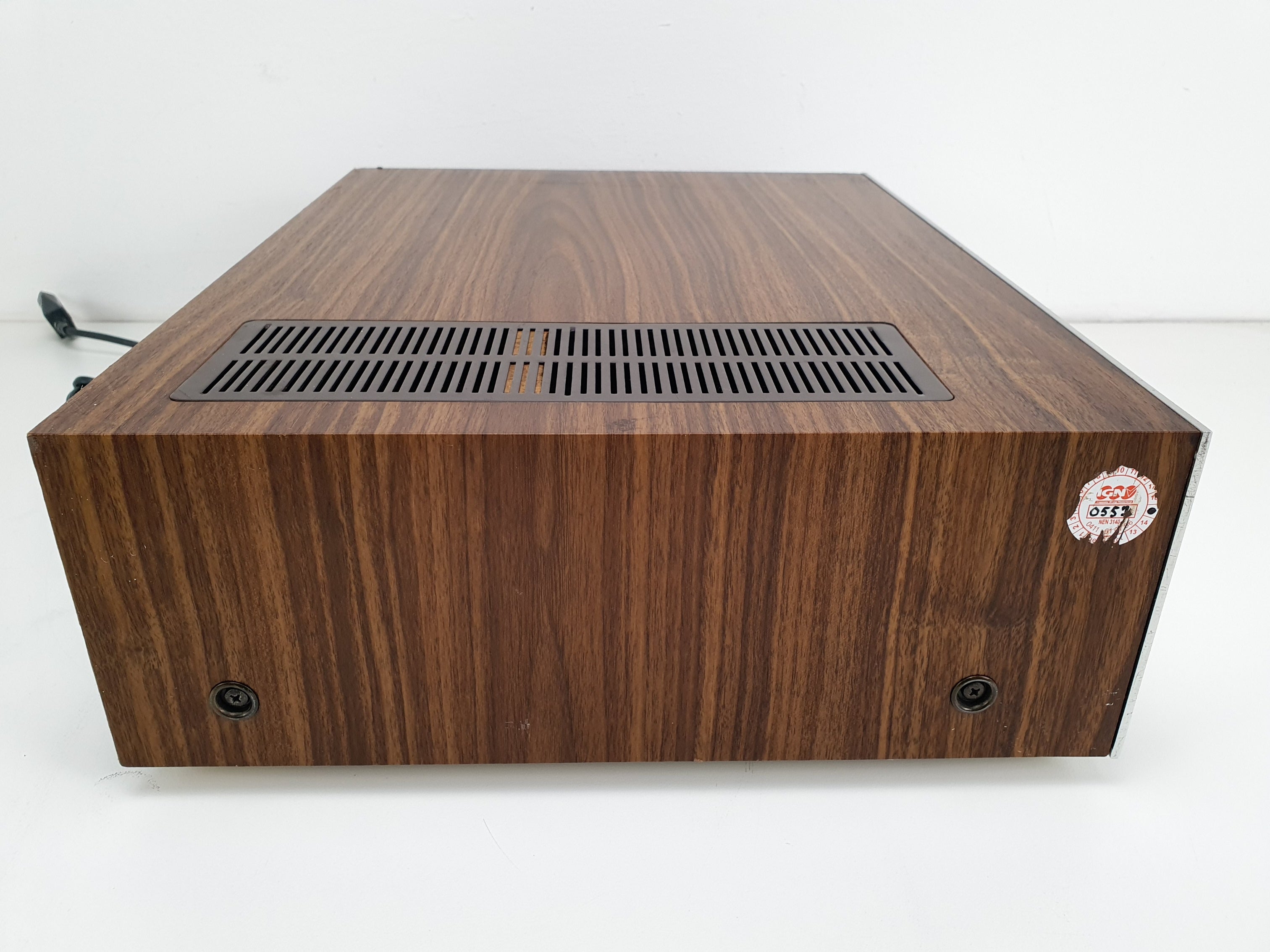 Akai AA-1020L, een mooie stereo-ontvanger, is volledig nagekeken en onderhouden.