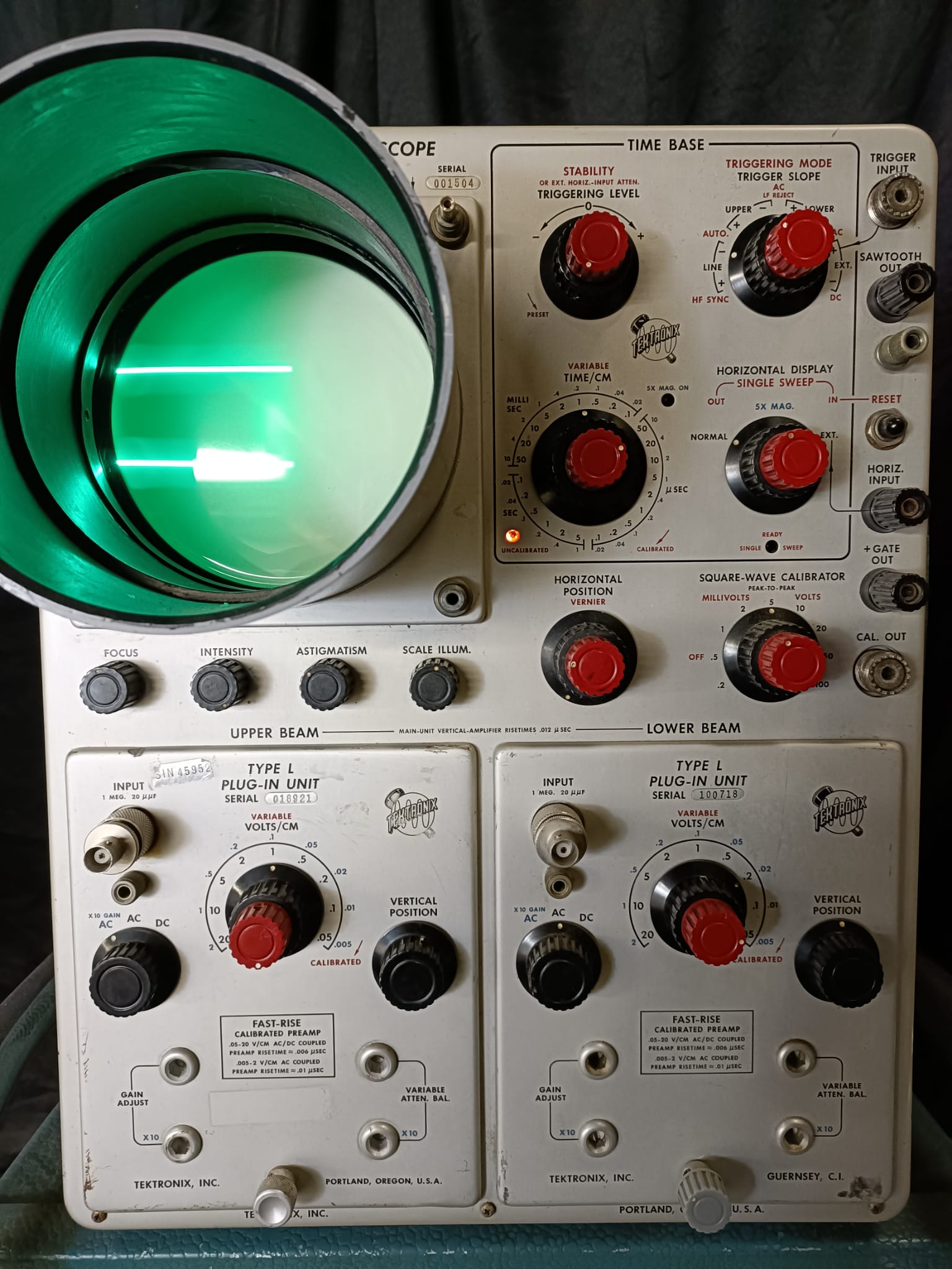 Tektronix 551 Dual Beam Ocilloscope met voeding en mobiele scope