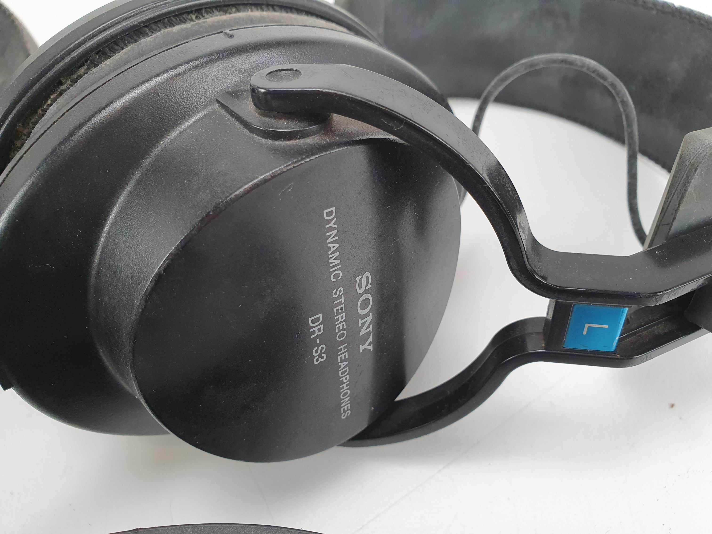 Diverse partij met 4 koptelefoons van verschillende merken - 2 werkend, 2 worden verkocht zoals ze zijn.