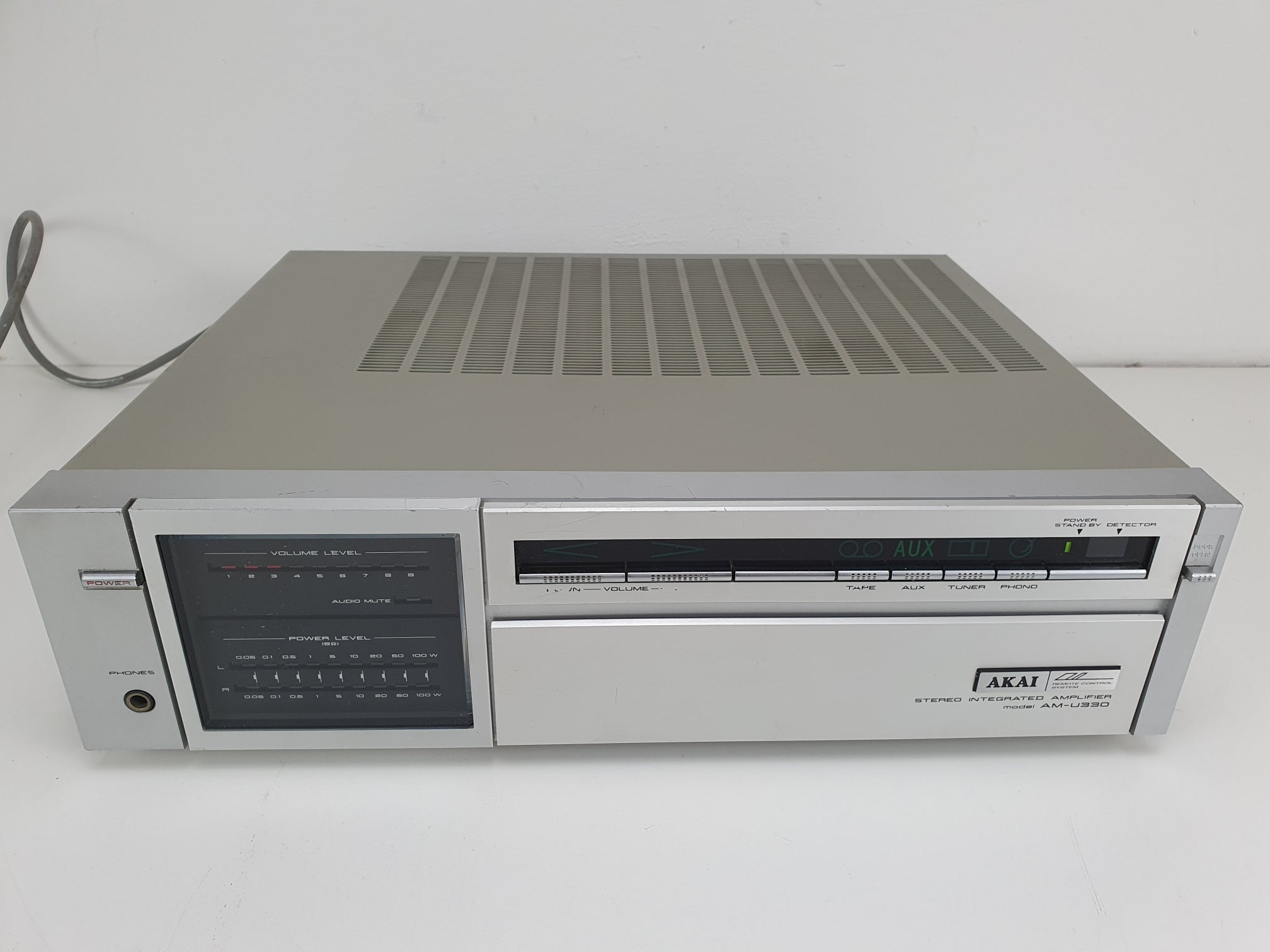 Akai AM-U330 geïntegreerde versterker - 55W 8 ohm - Onderhoud uitgevoerd