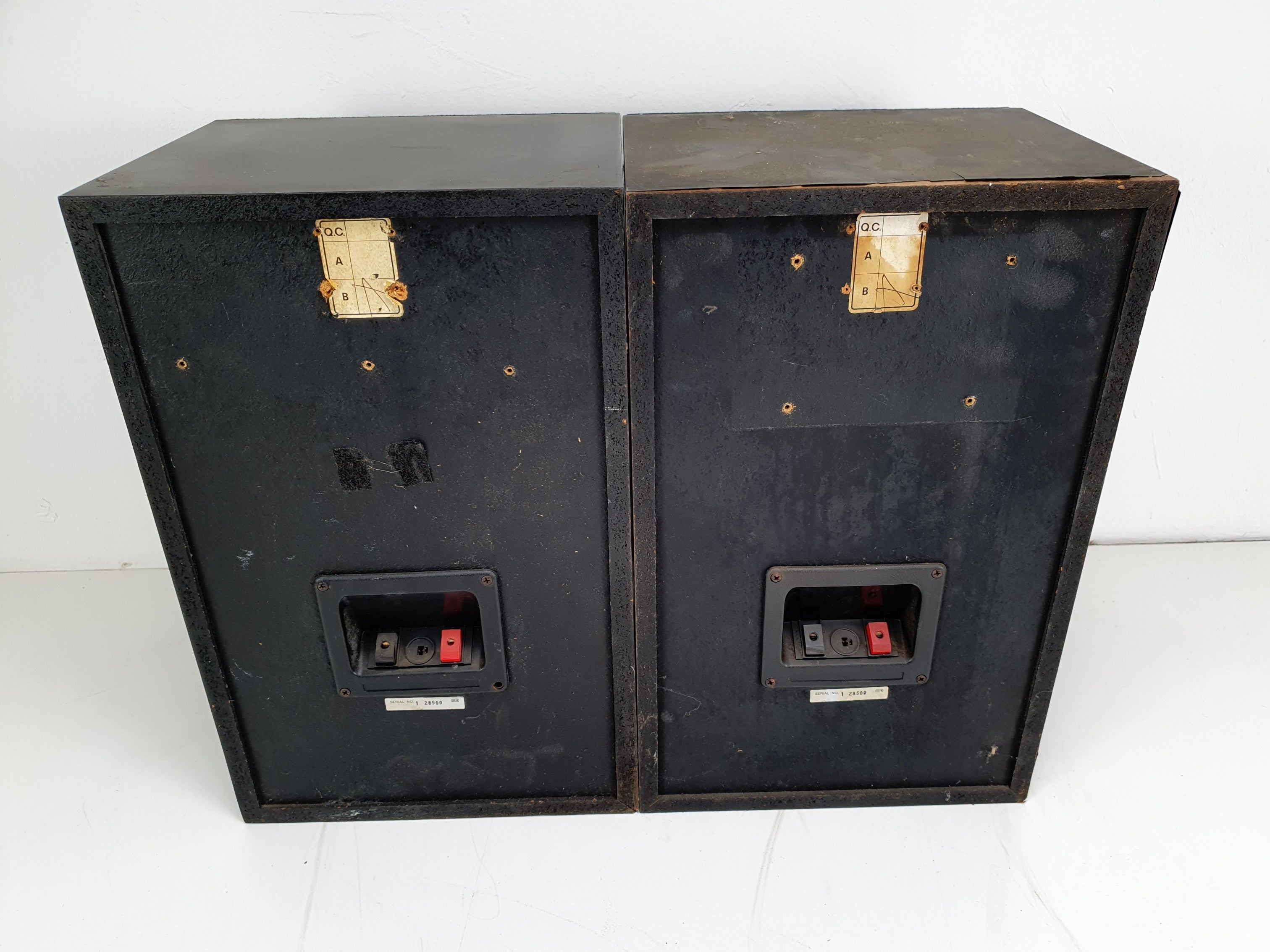 Akai SR-1100 Vintage boekenplankspeakers - Eén werkt niet volledig