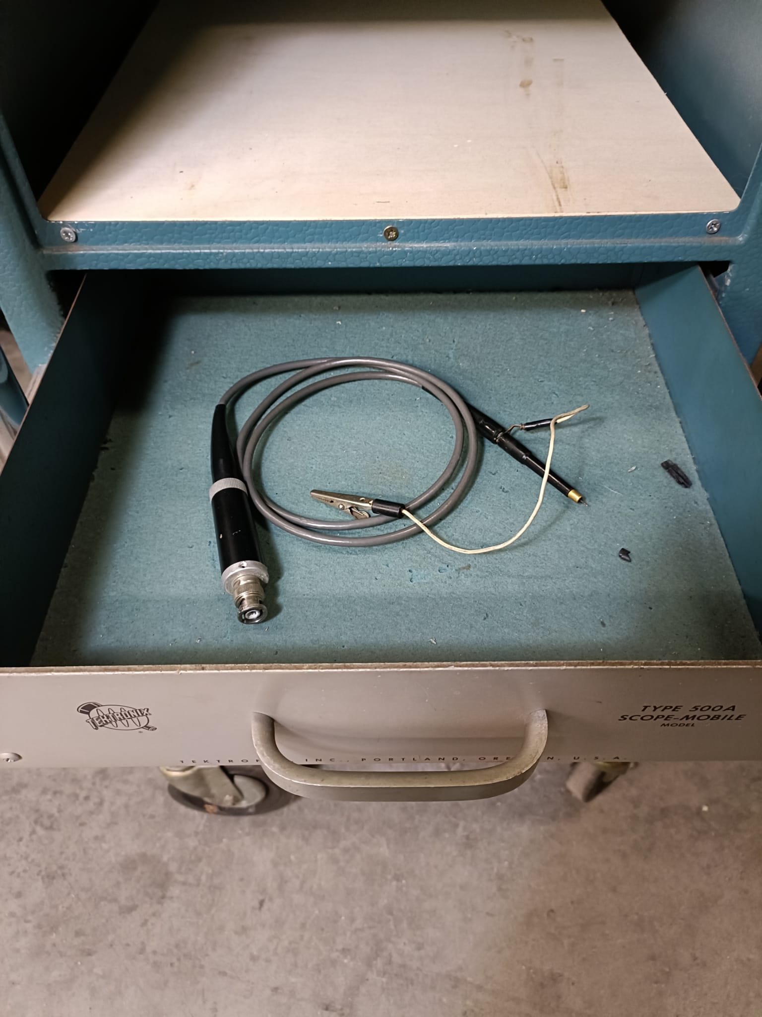 Tektronix 551 Dual Beam Ocilloscope met voeding en mobiele scope