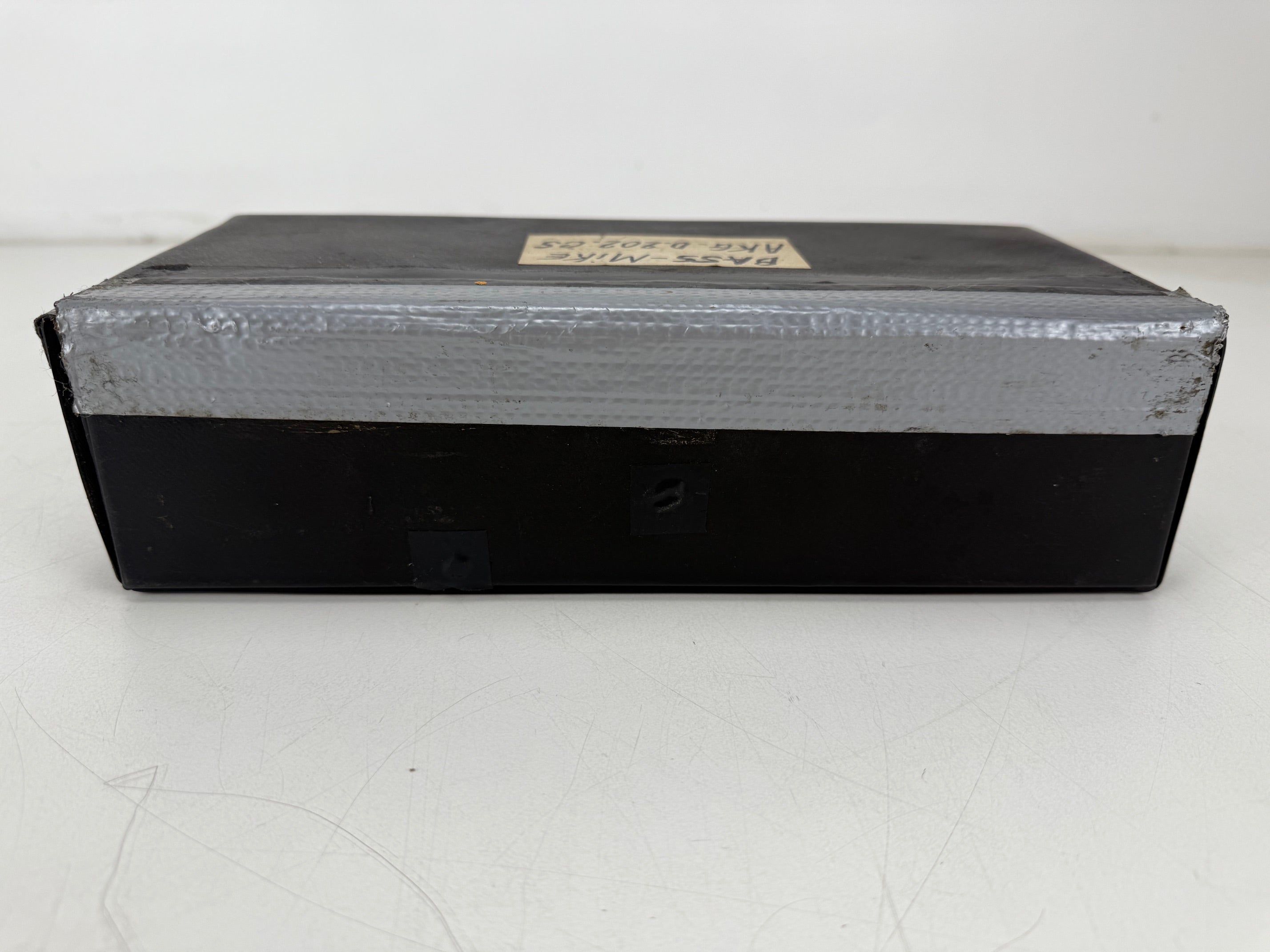 AKG D 202 CS dynamische microfoon met dubbele capsule, inclusief koffer en DIN-naar-XLR-connector.
