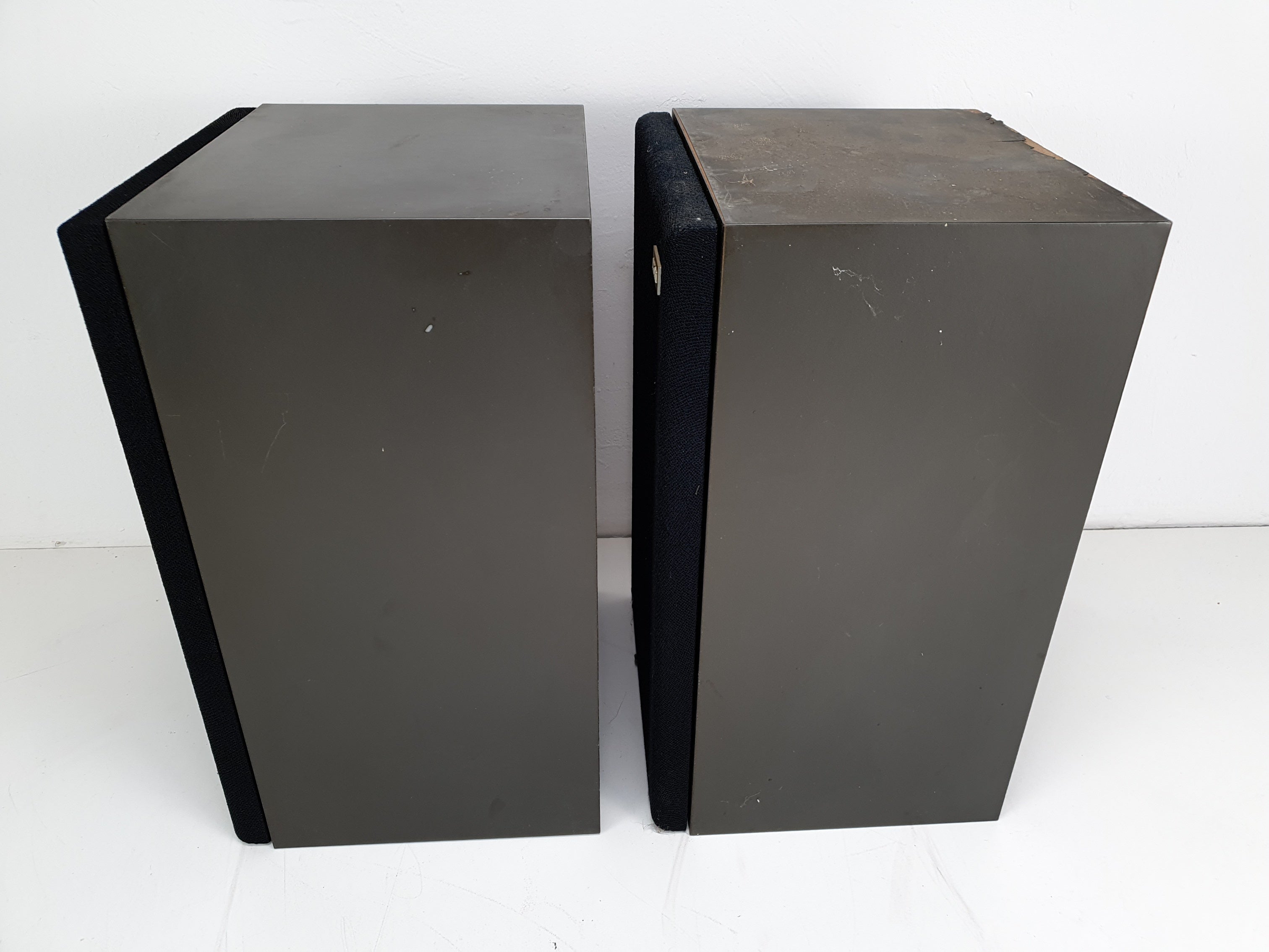 Akai SR-1100 Vintage boekenplankspeakers - Eén werkt niet volledig