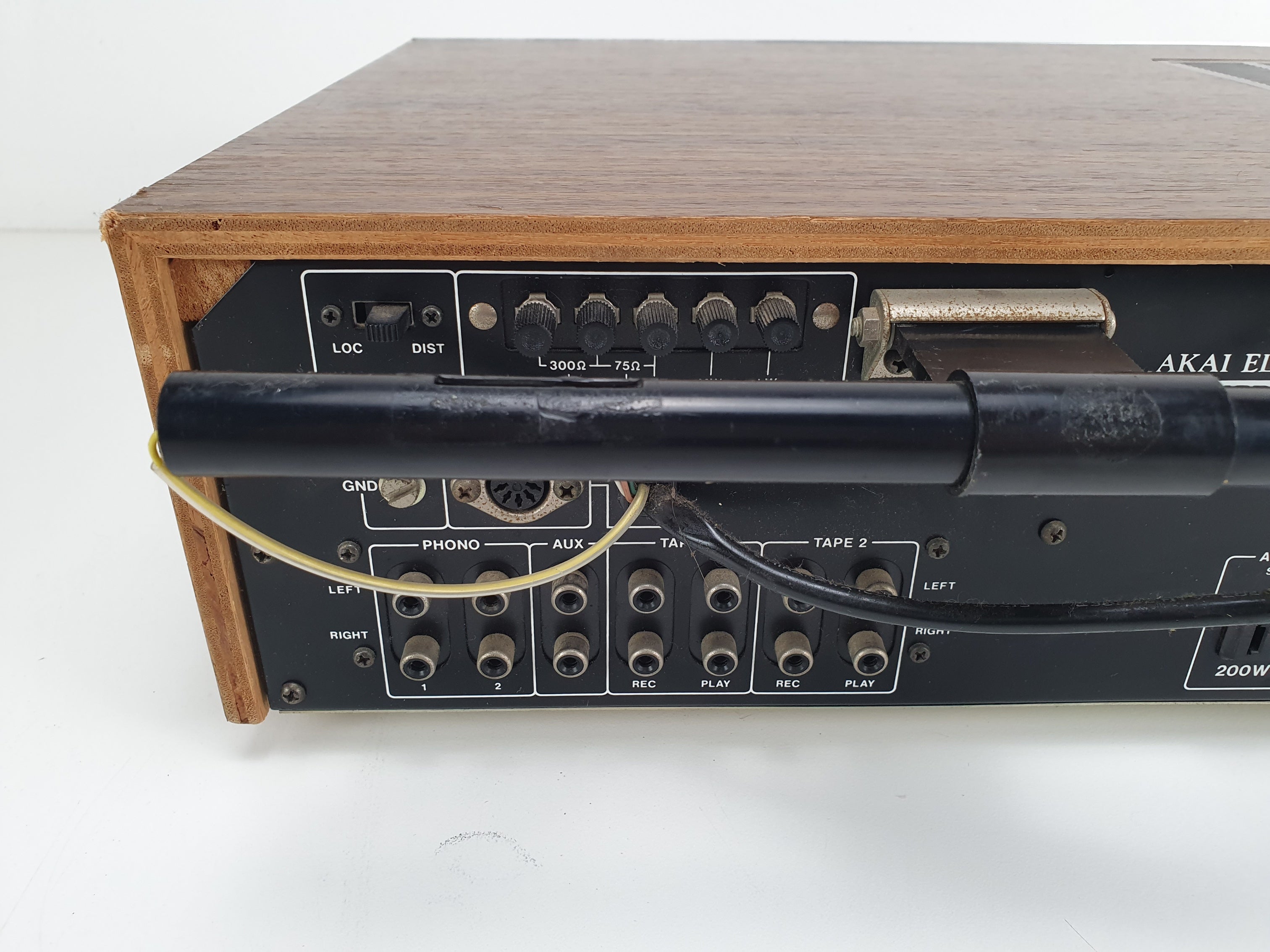 Akai AA-1020L, een mooie stereo-ontvanger, is volledig nagekeken en onderhouden.