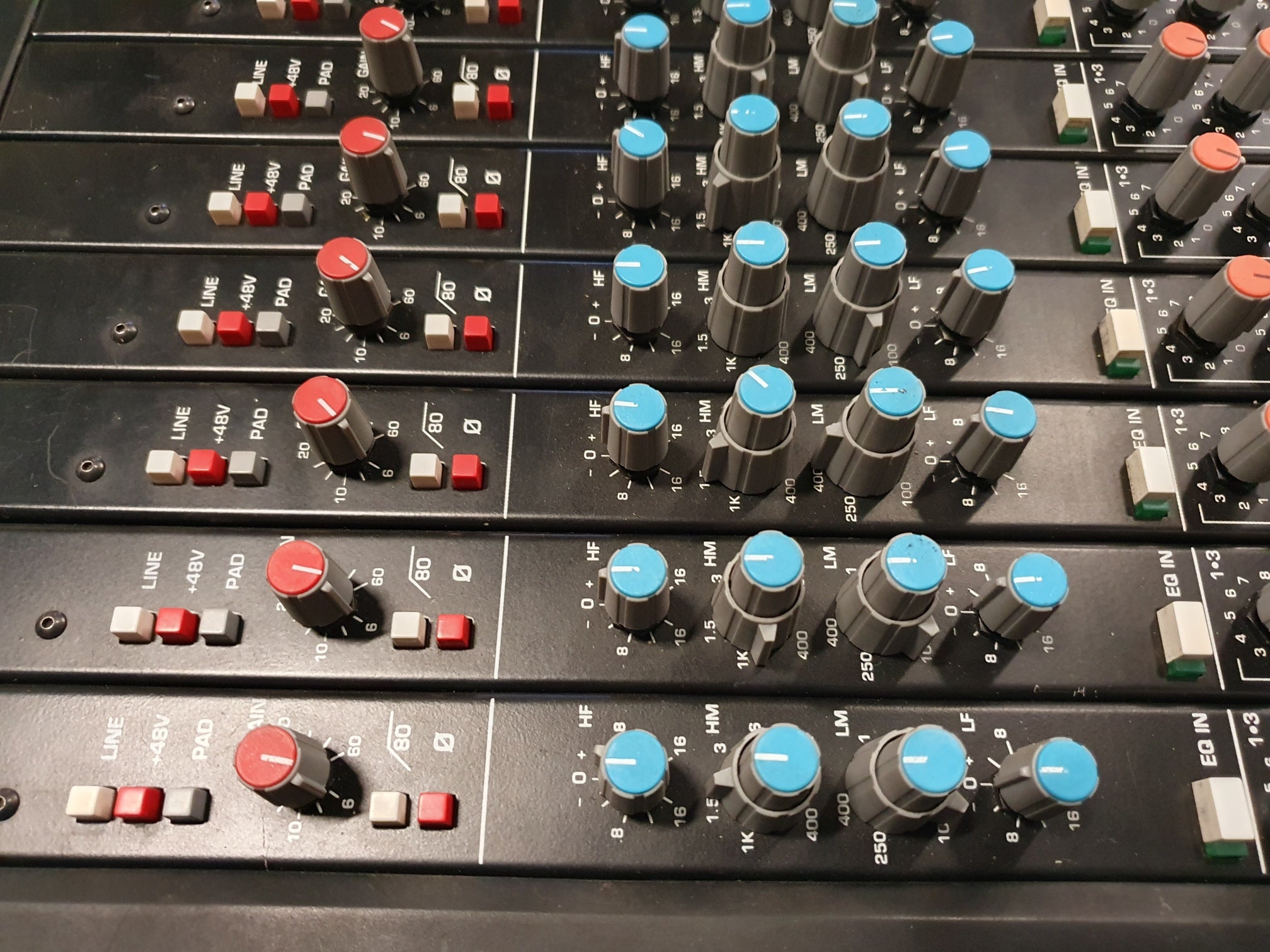 Crest Audio live/studio console - 32-8-2 - Incl PSU and flightcase - Sold as is