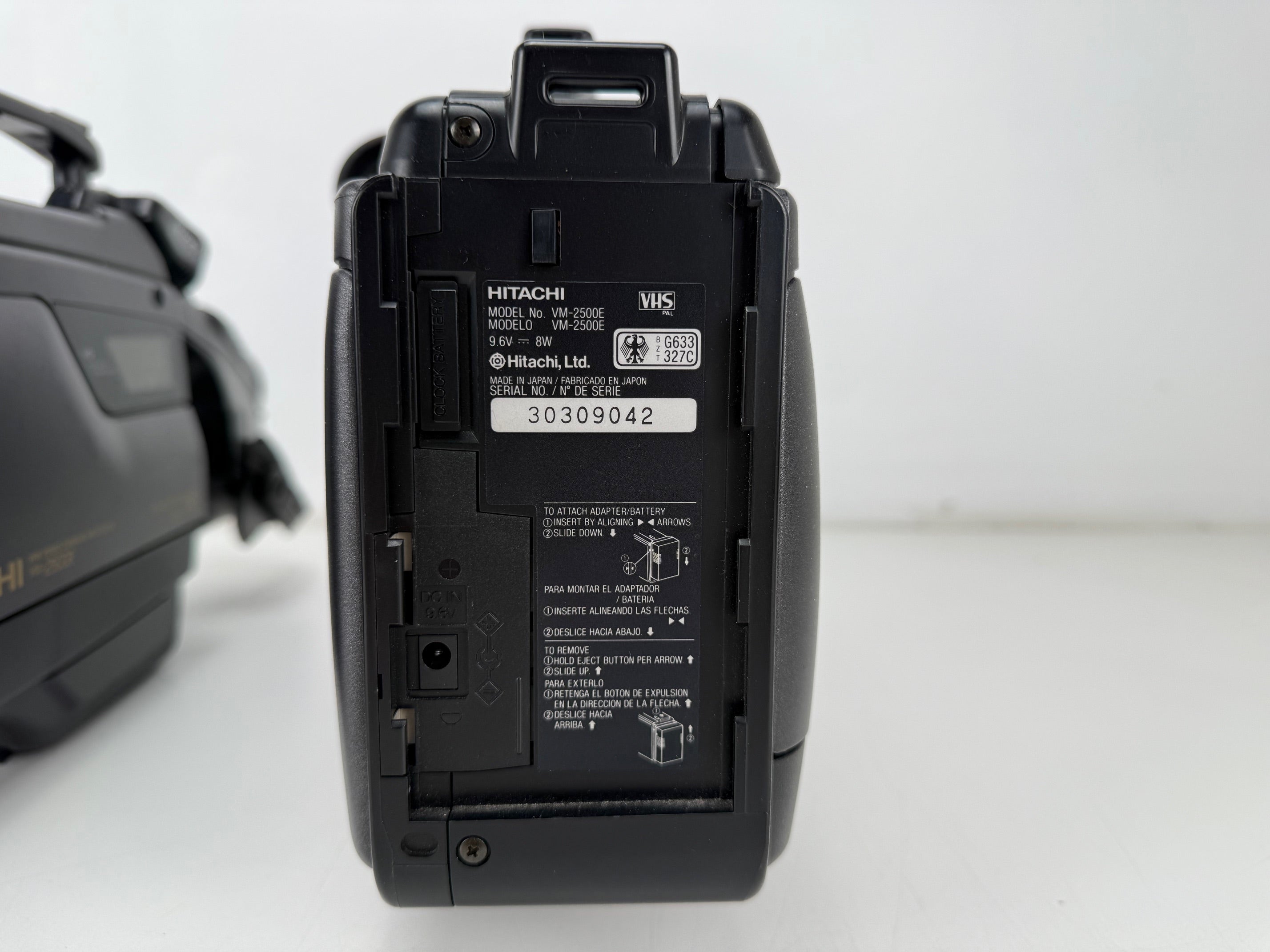 Hitachi VM-2500E set met camcorders, inclusief 1 accu en 4 adapters.