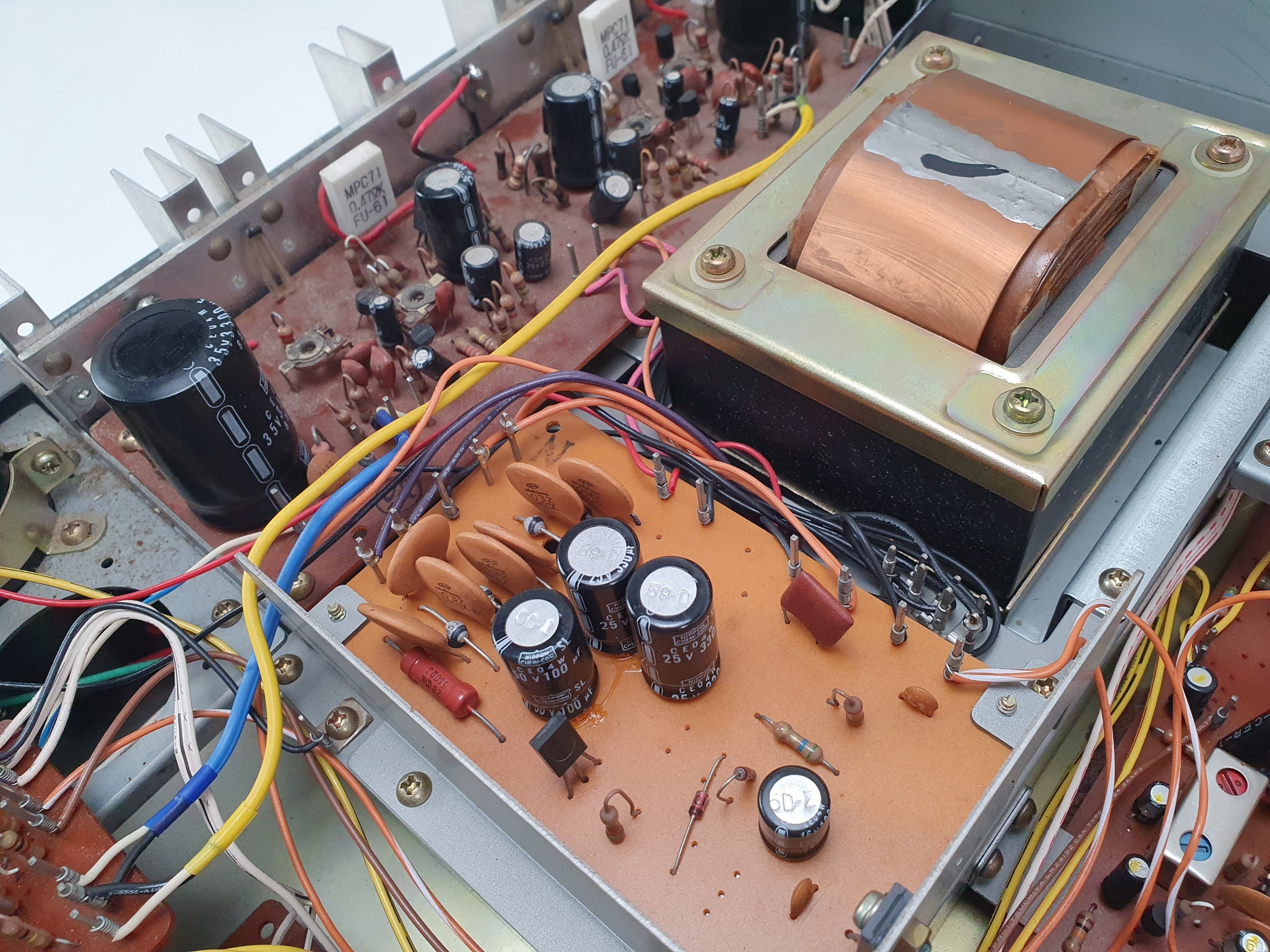 Akai AA-1020L, een mooie stereo-ontvanger, is volledig nagekeken en onderhouden.