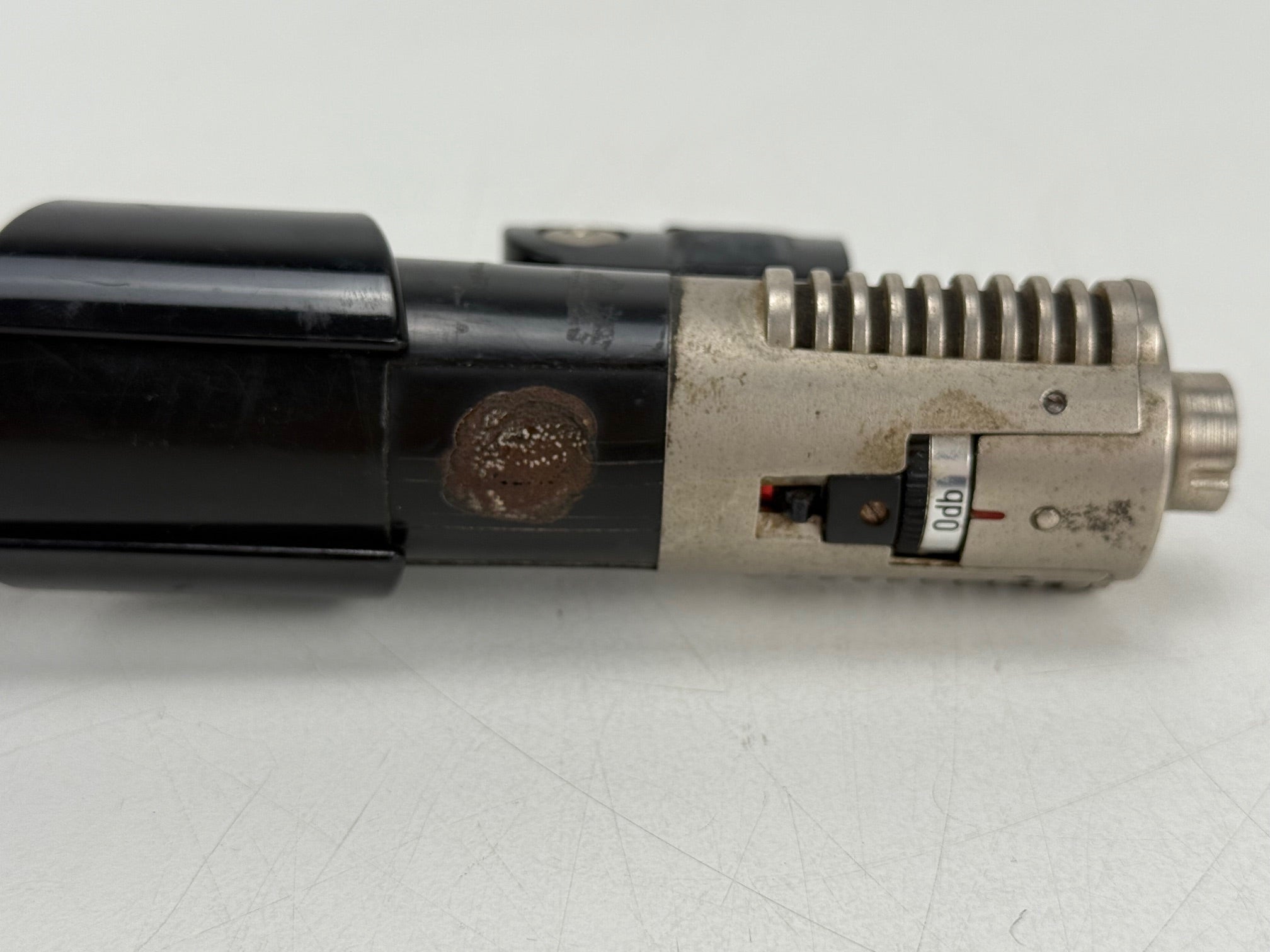 AKG D 202 CS dynamische microfoon met dubbele capsule, inclusief koffer en DIN-naar-XLR-connector.