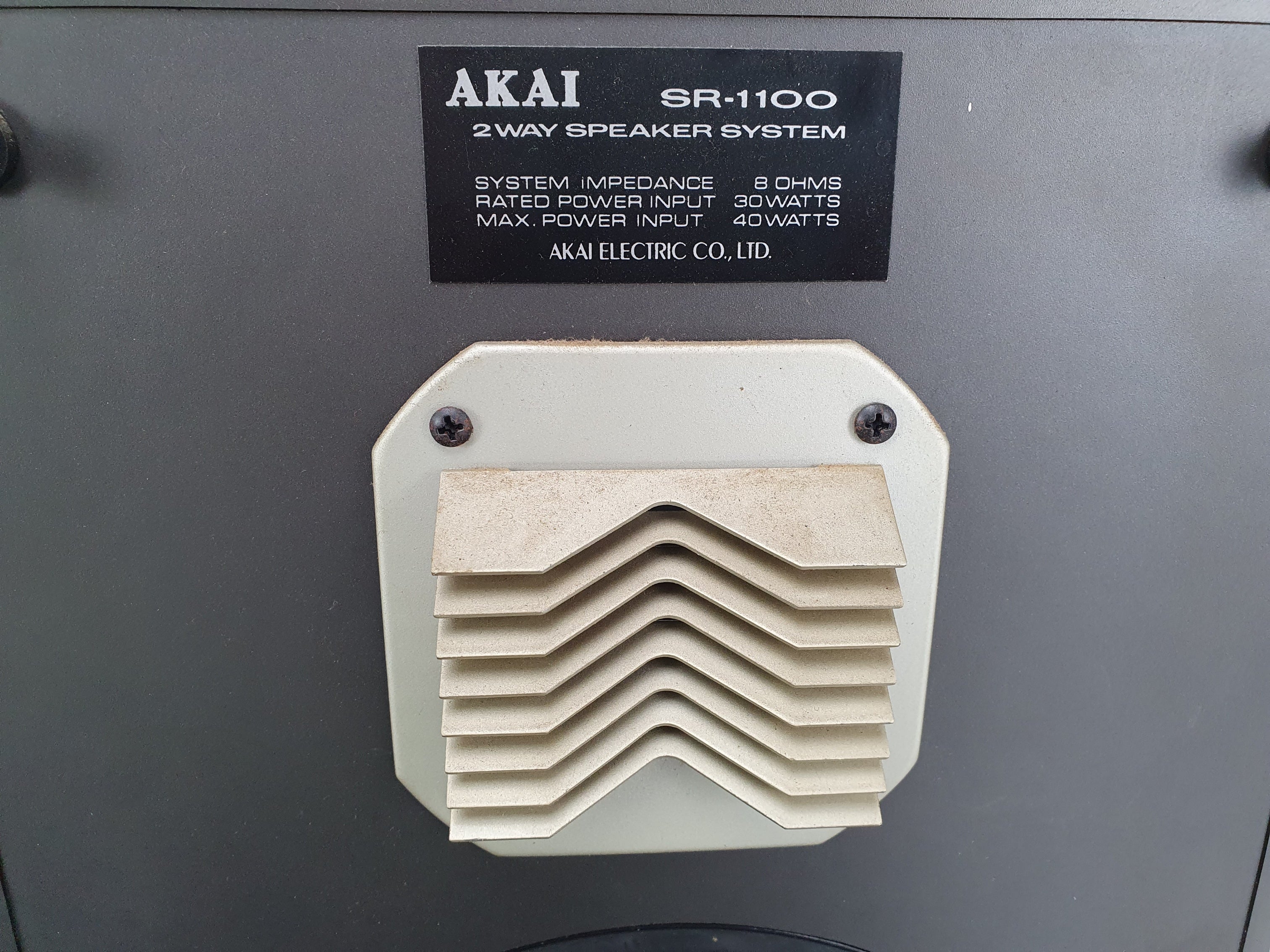 Akai SR-1100 Vintage boekenplankspeakers - Eén werkt niet volledig