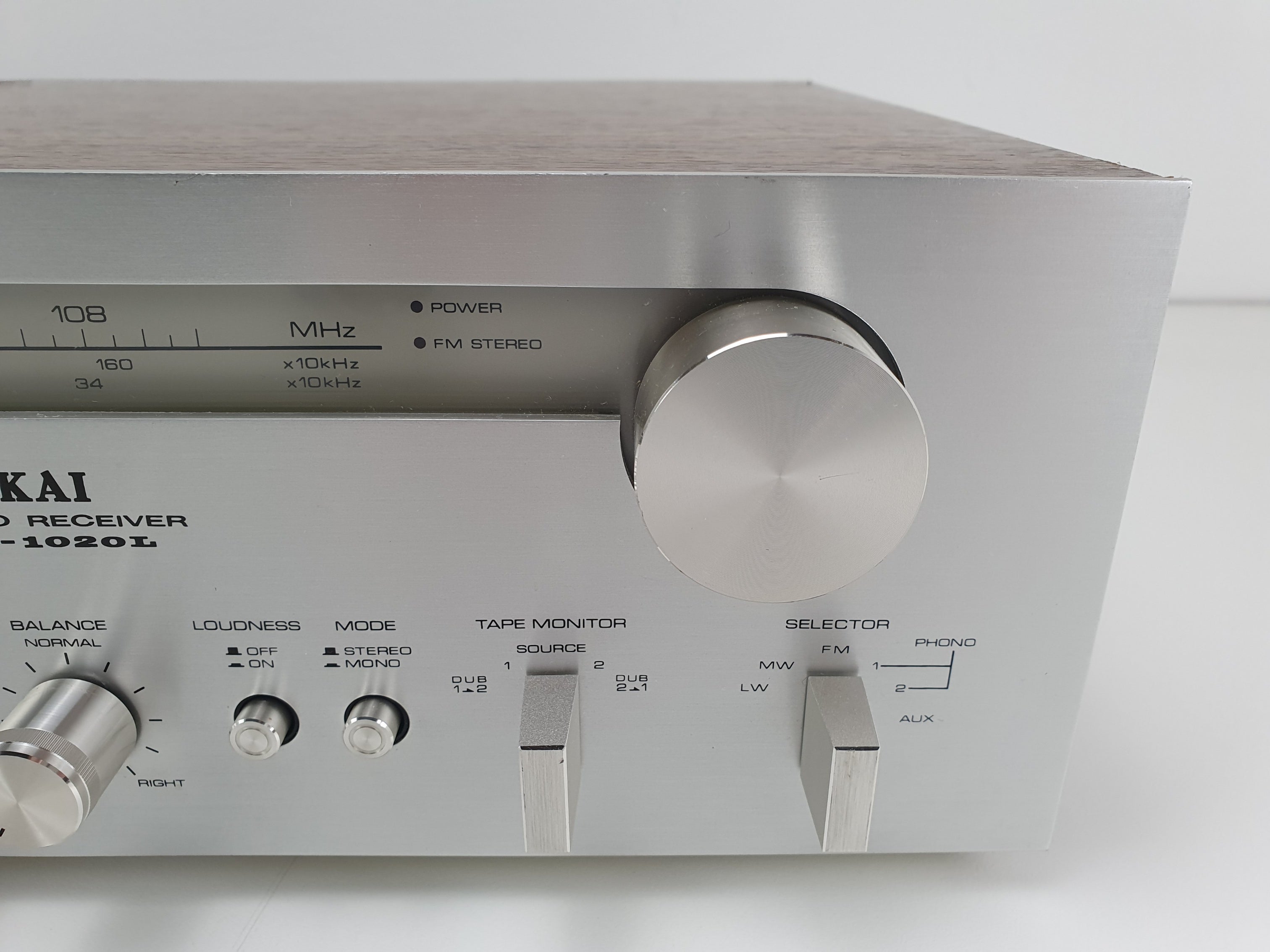 Akai AA-1020L, een mooie stereo-ontvanger, is volledig nagekeken en onderhouden.