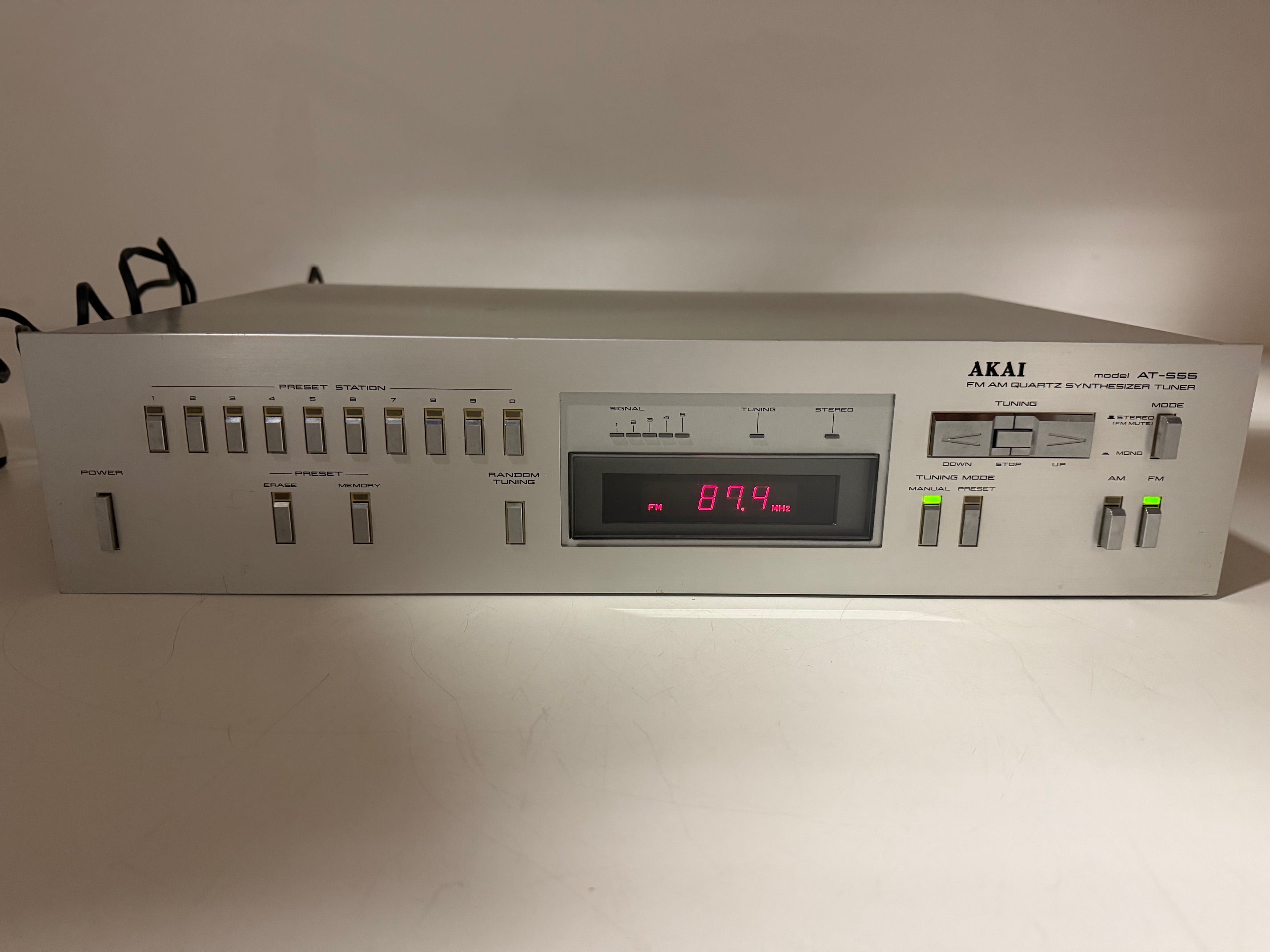 Akai Model AT-S55 FM/AM kwarts synthesizer tuner