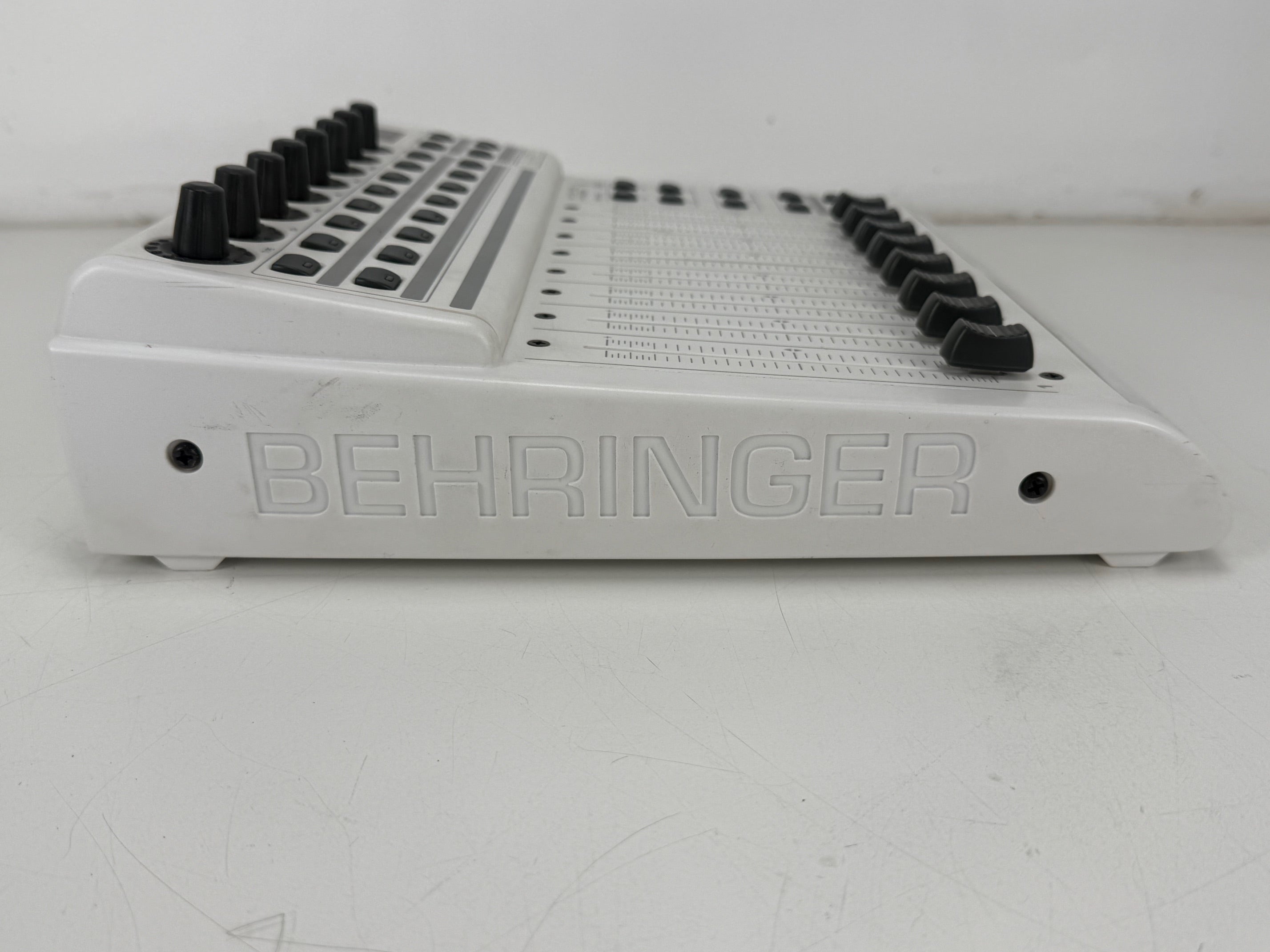 Behringer BCF2000 8-kanaals gemotoriseerde fader mixer/MIDI-controller