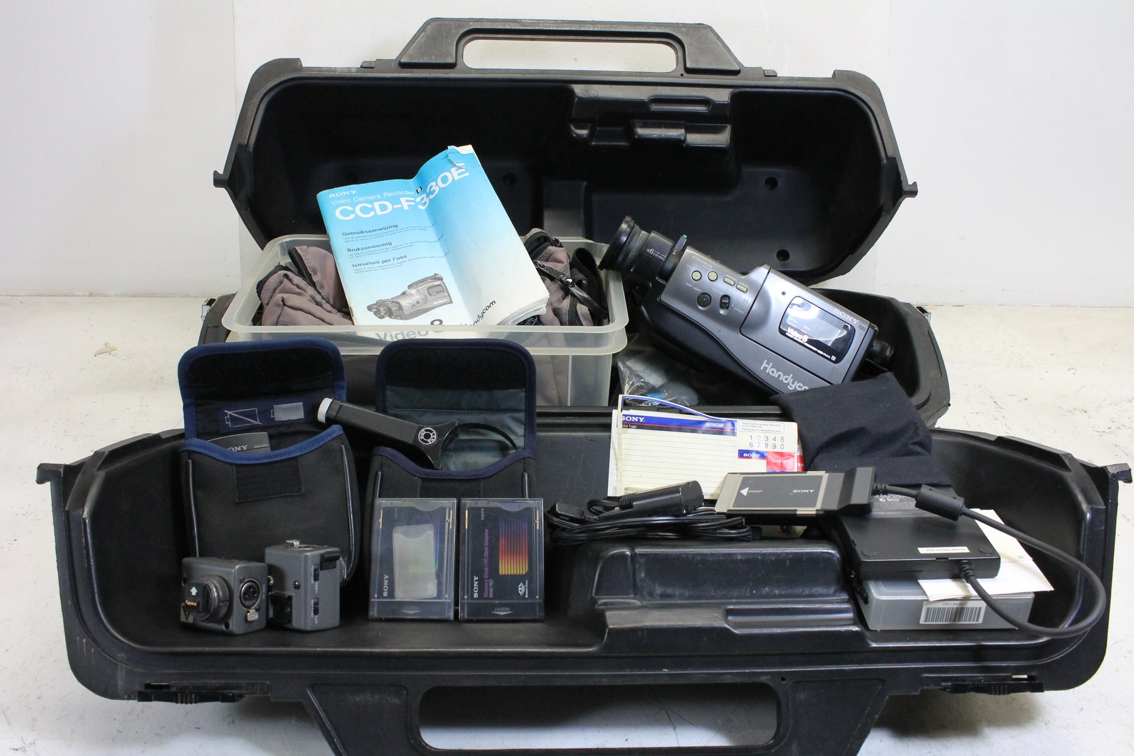 Sony Handycam CCD-F330-E - In een grote cameratas - En tal van andere accessoires