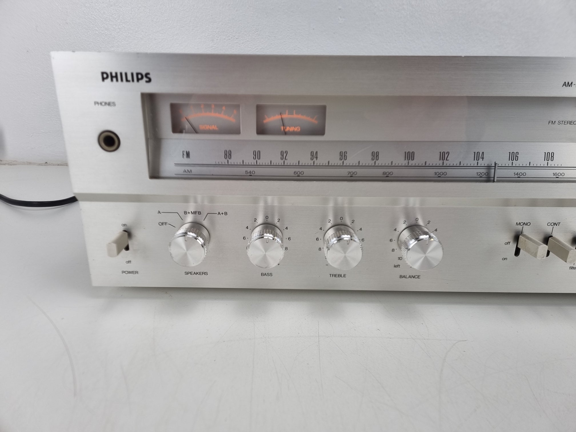 Philips AH-683 AM/FM stereo-ontvanger - Potmeters gereinigd - Eén schakelaar vervangen - Nieuwe lampjes