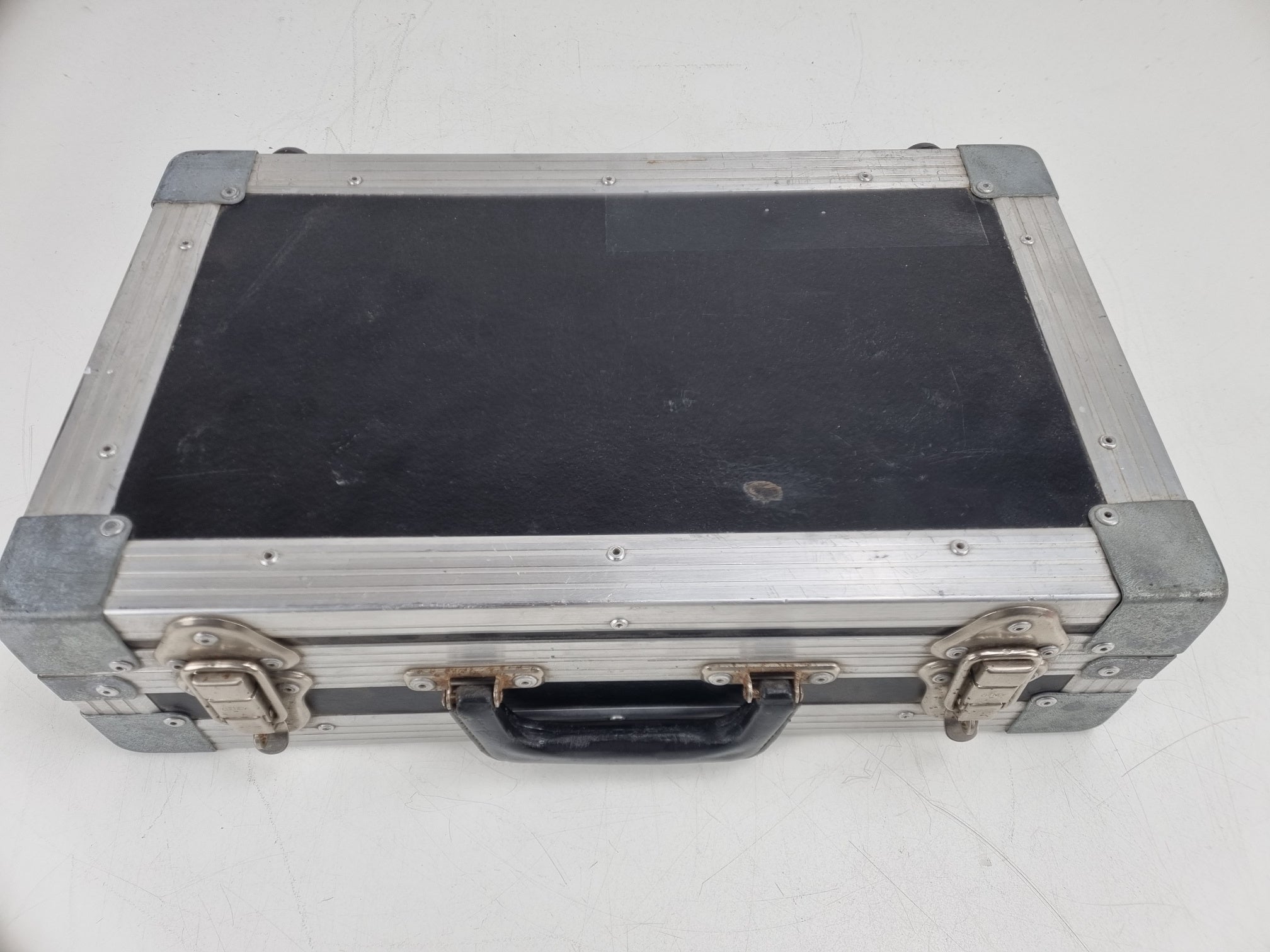 Stevige flightcase/roadcase - Ideaal voor het opbergen van microfoons enz.