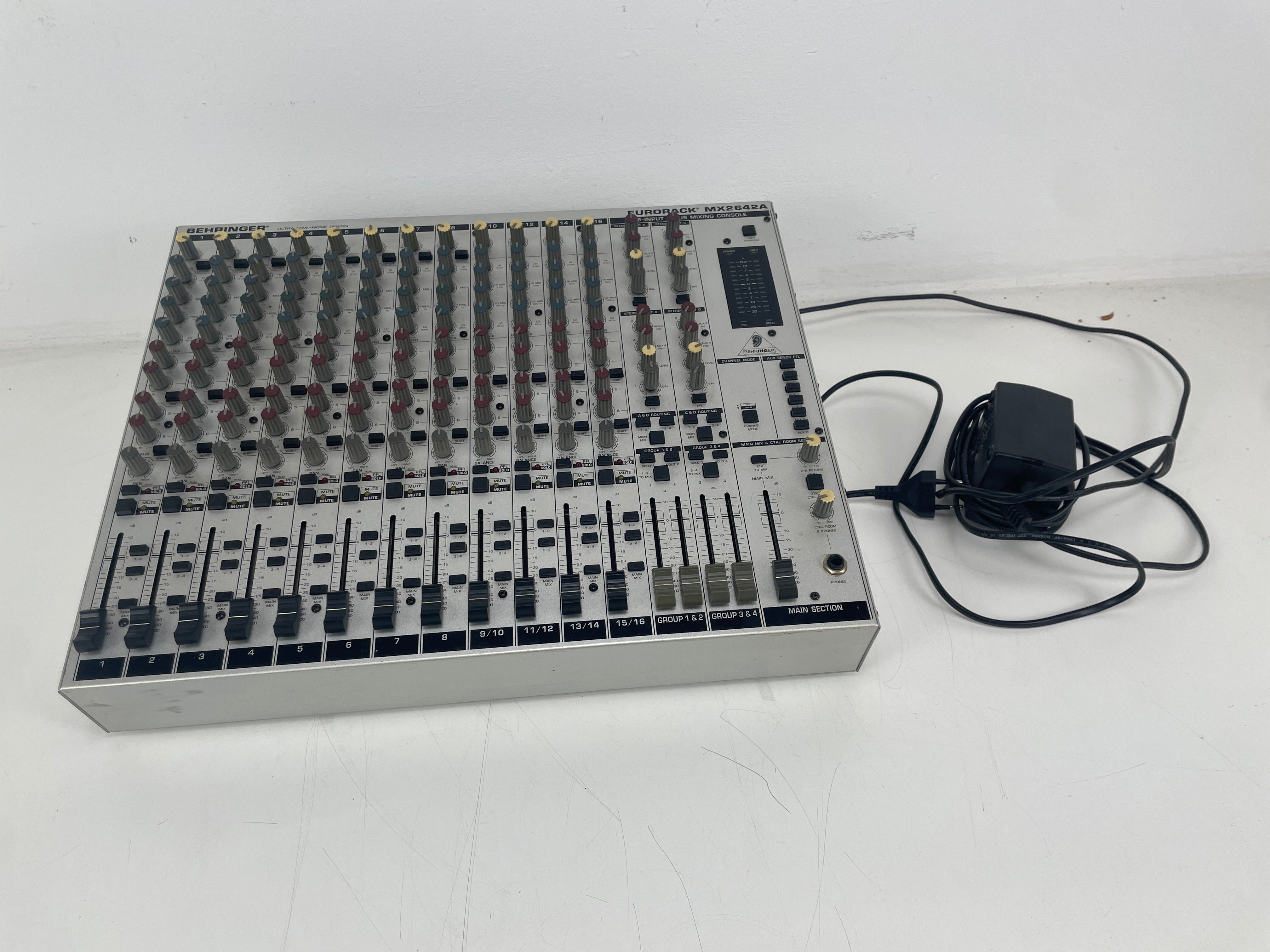 Behringer - Eurorack - MX2642A - 16 Channel Mixer - Inc. Powersupply
