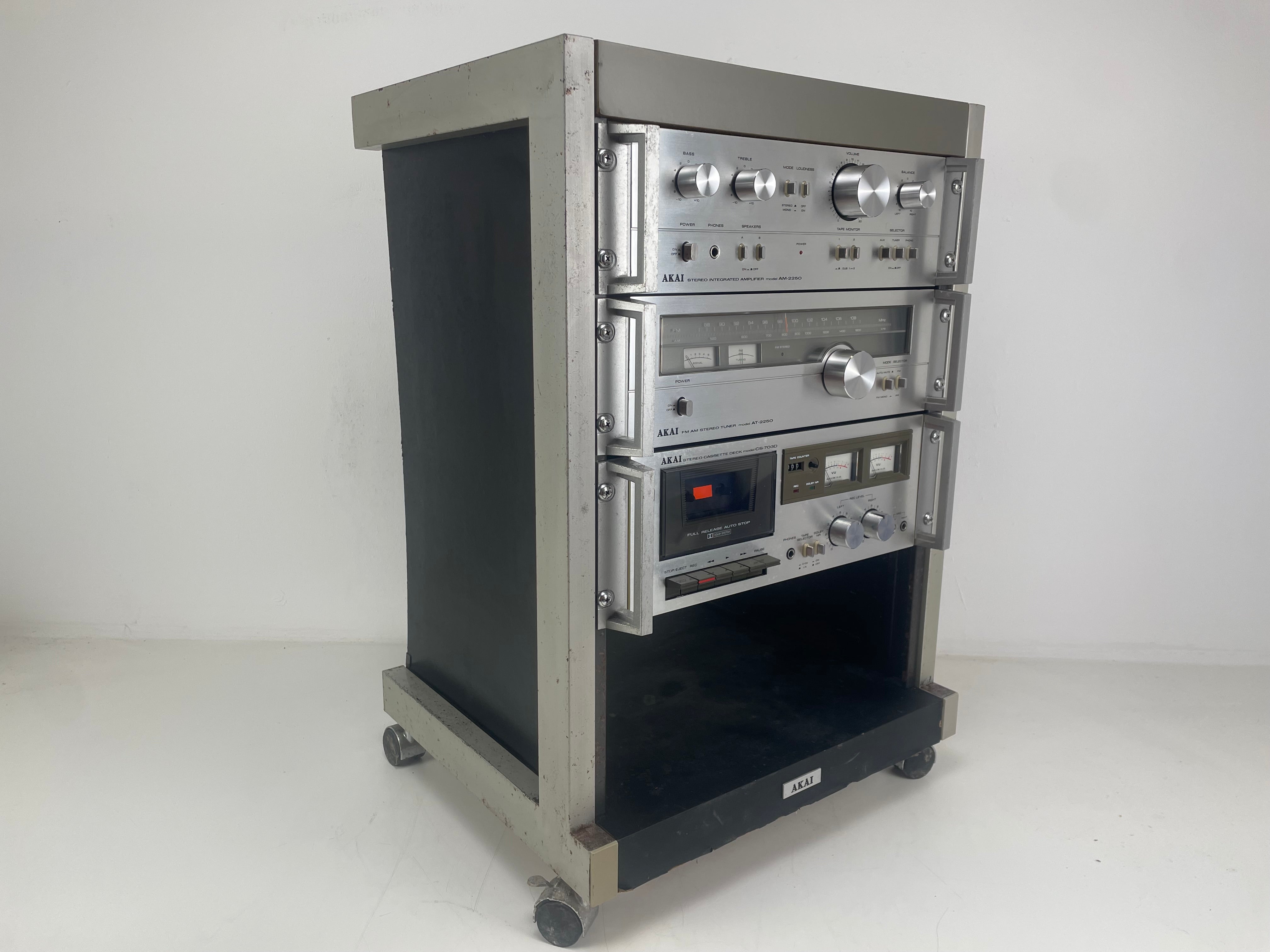 AKAI - AM-2250 / AT-2250 / CS-703D in origineel AKAI-rack