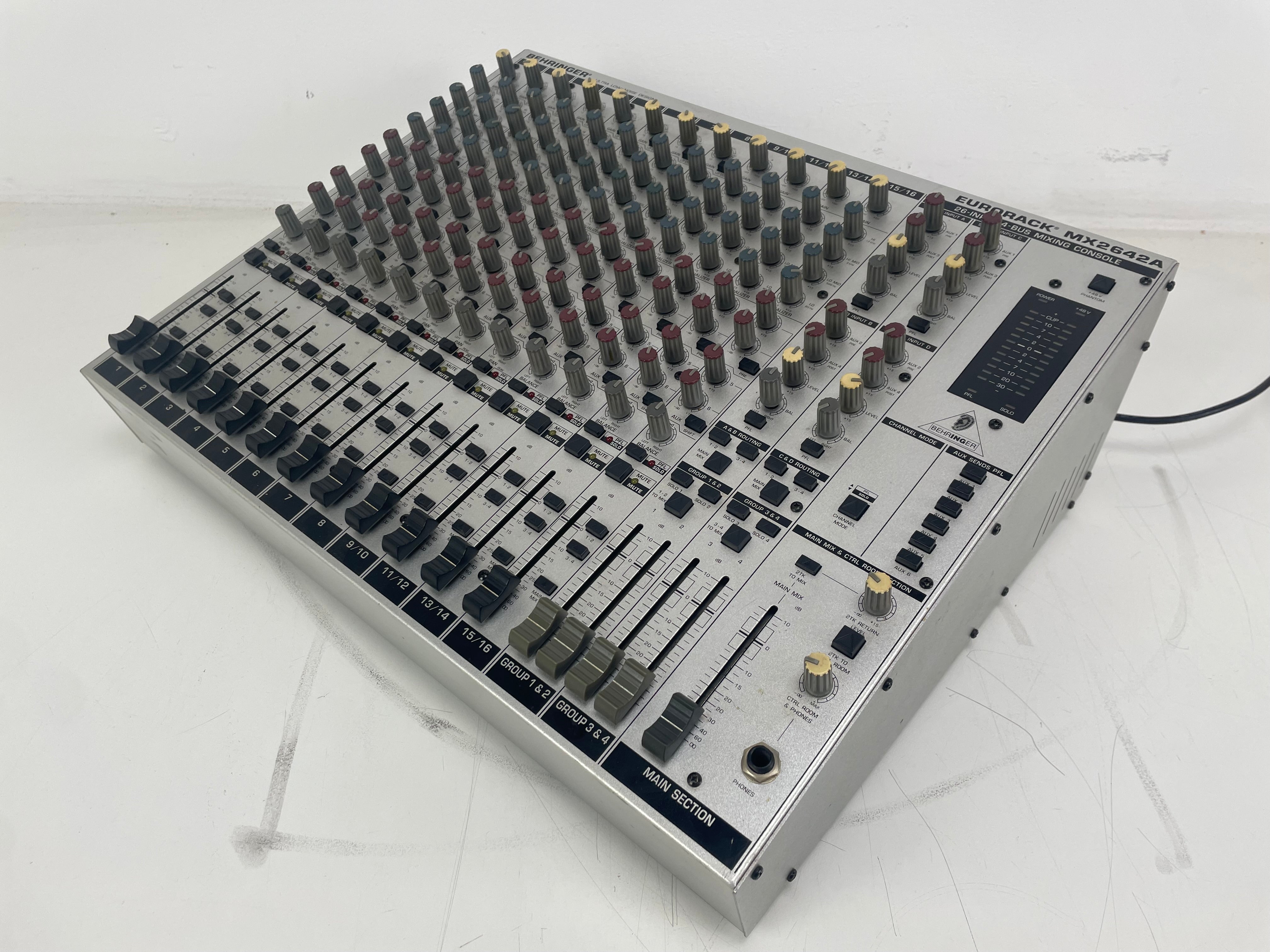 Behringer - Eurorack - MX2642A - 16 Channel Mixer - Inc. Powersupply