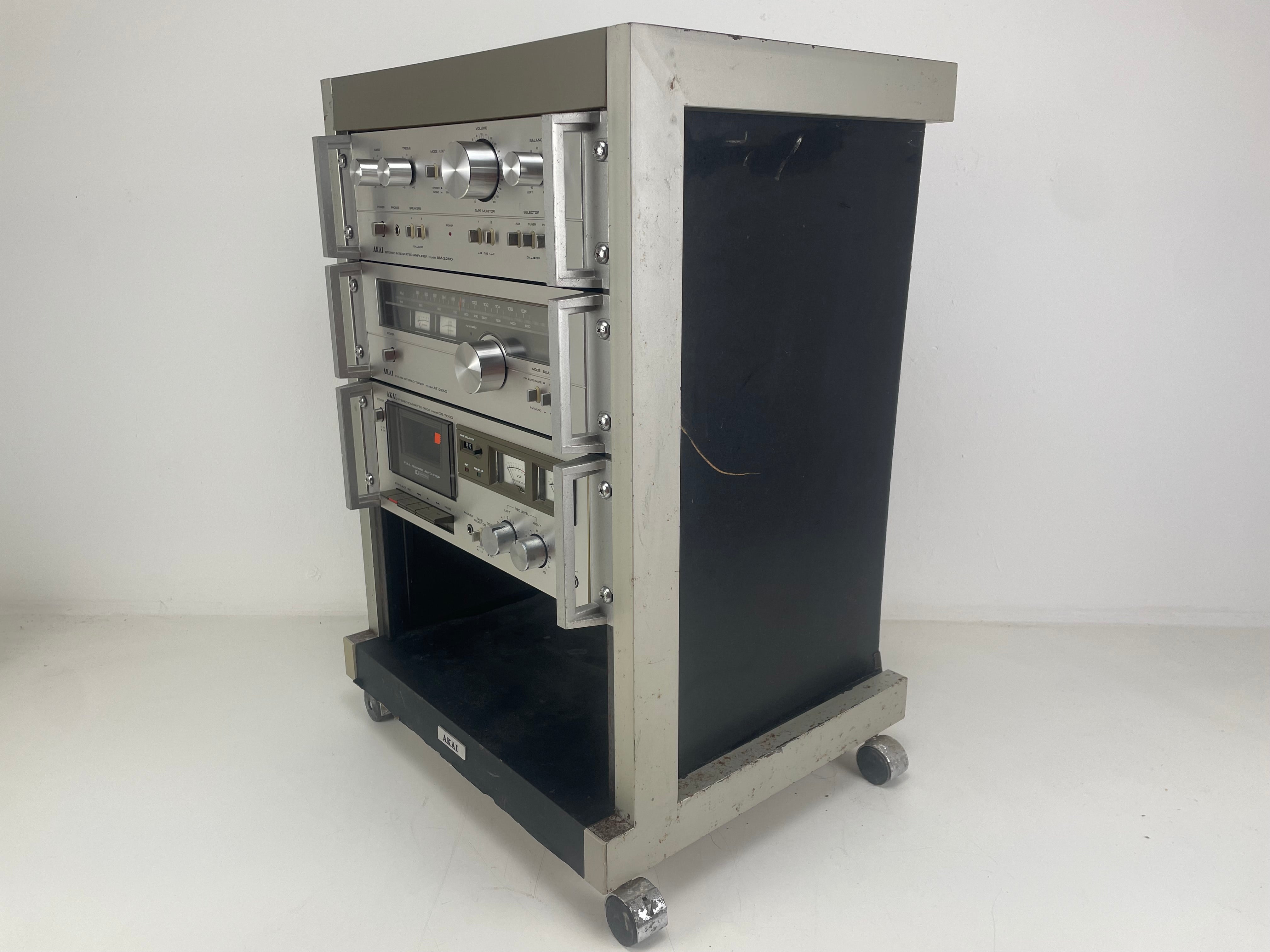 AKAI - AM-2250 / AT-2250 / CS-703D in origineel AKAI-rack