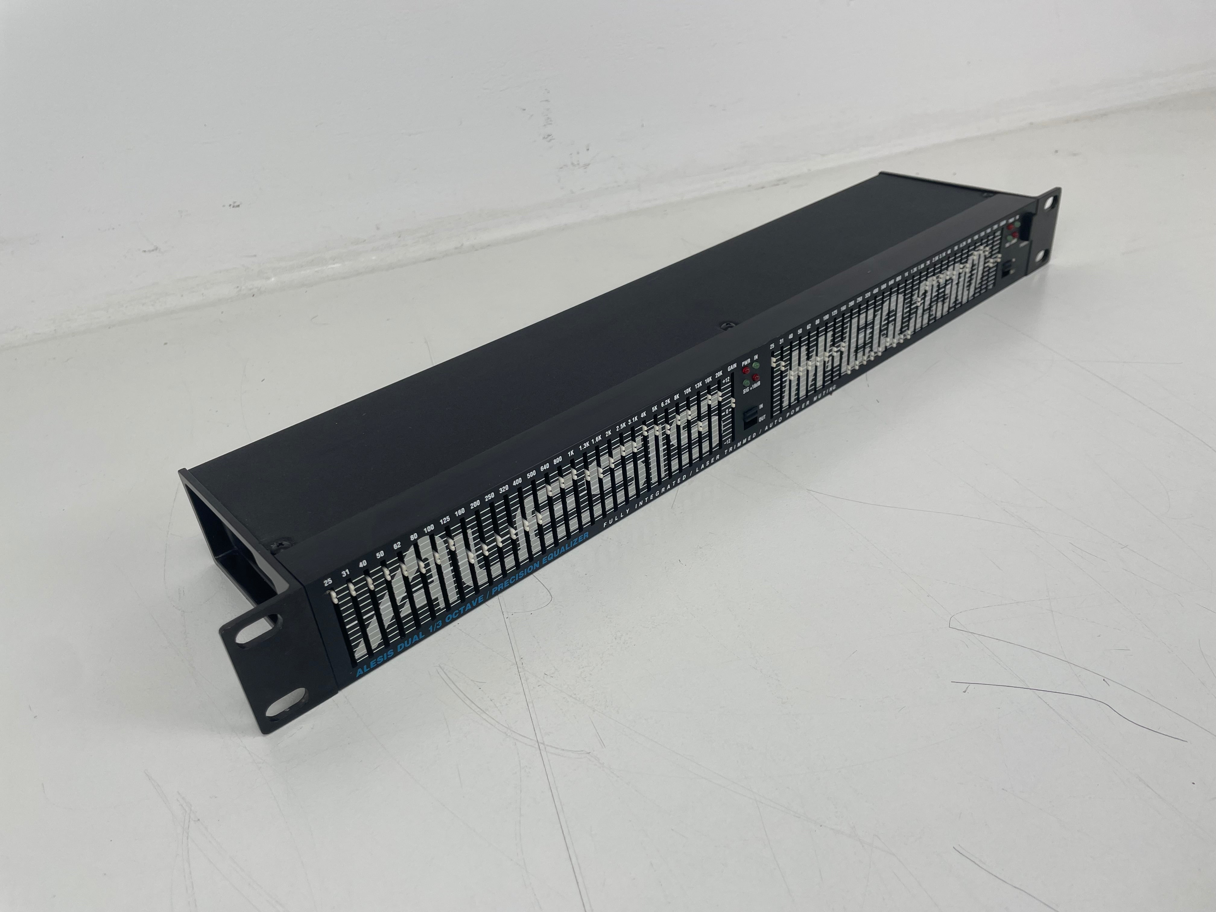 Alesis - M-EQ230 - Inclusief adapter