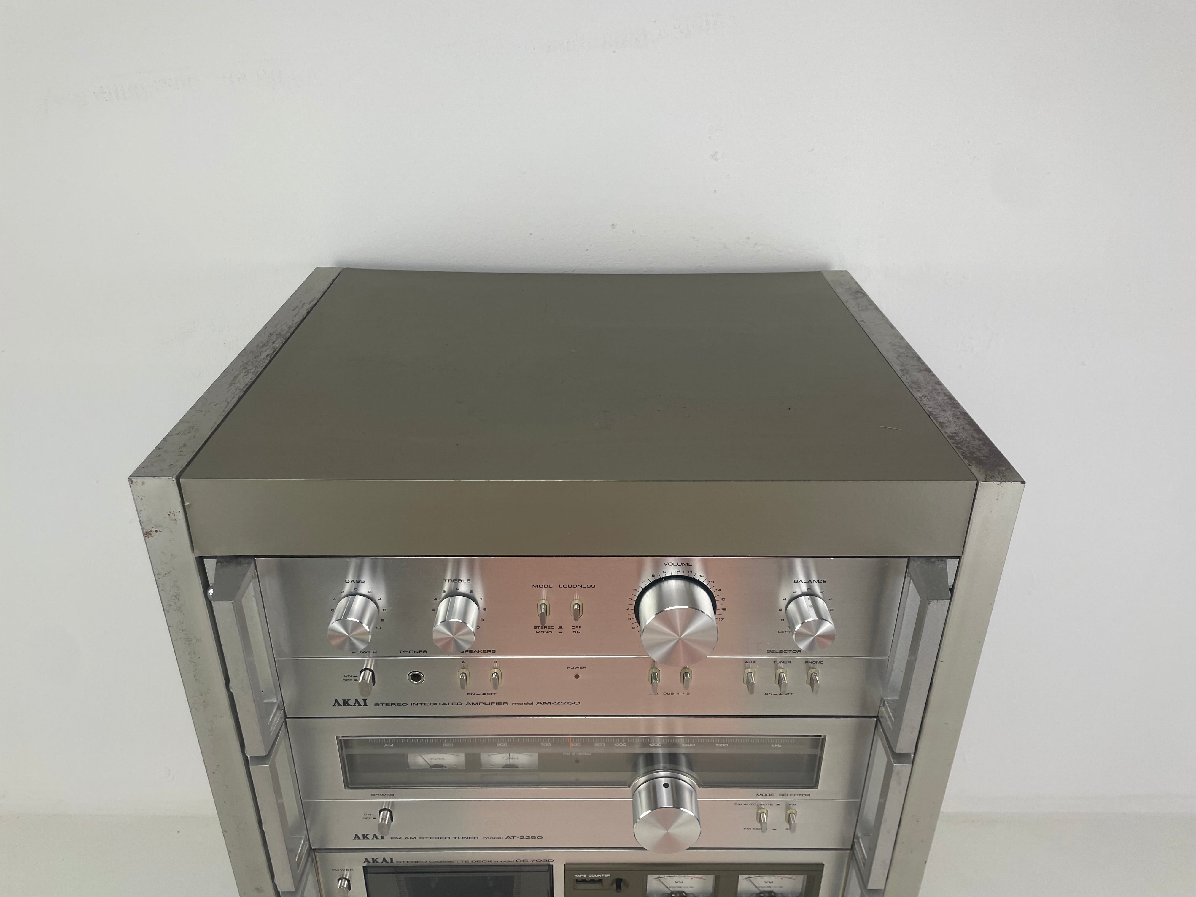 AKAI - AM-2250 / AT-2250 / CS-703D in origineel AKAI-rack