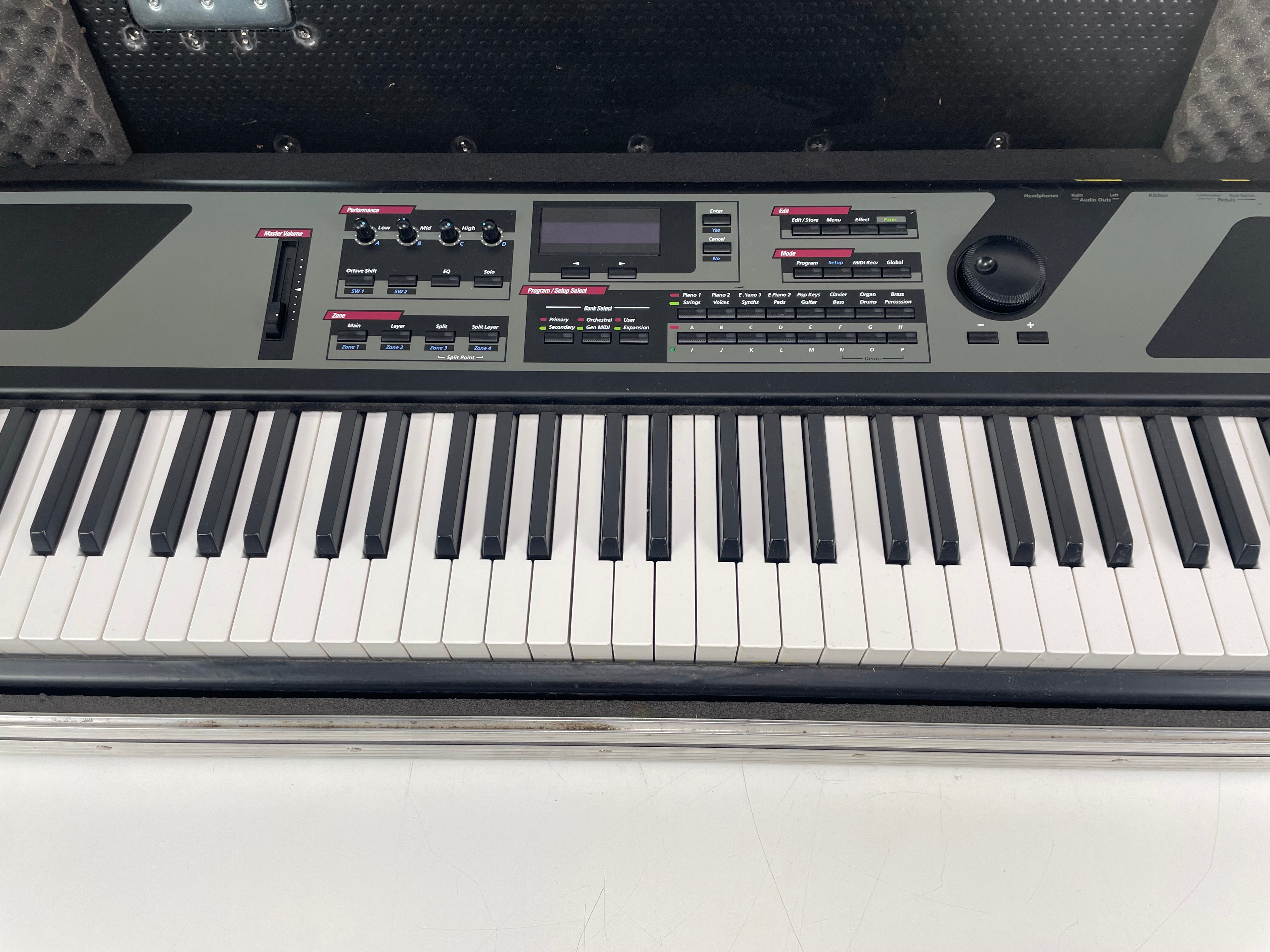 Kurzweil PC1X – Performance Controller Keyboard – Inc. Flight Case/AC-Adapter – As Is (Screen Issue)