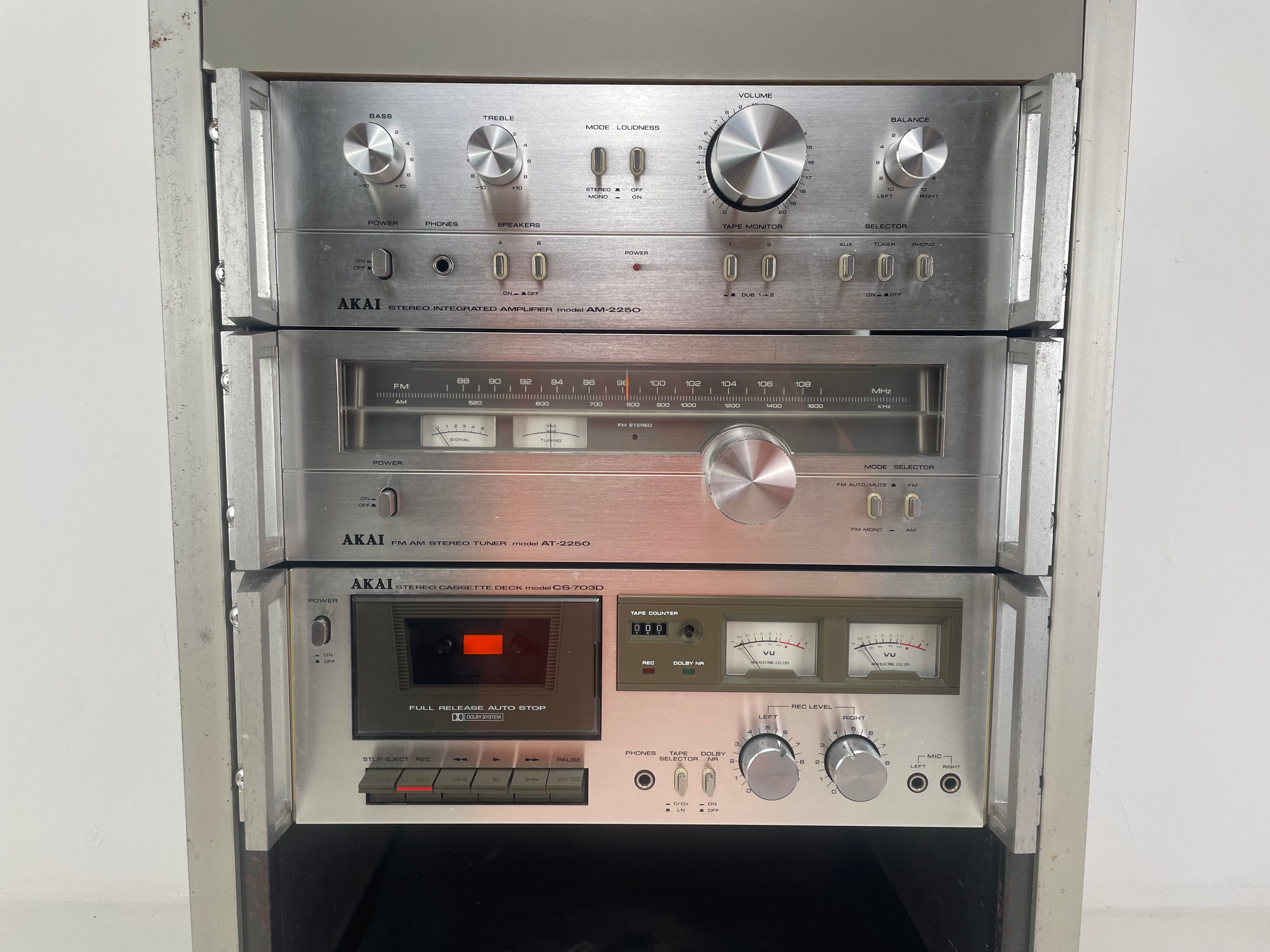 AKAI - AM-2250 / AT-2250 / CS-703D in origineel AKAI-rack