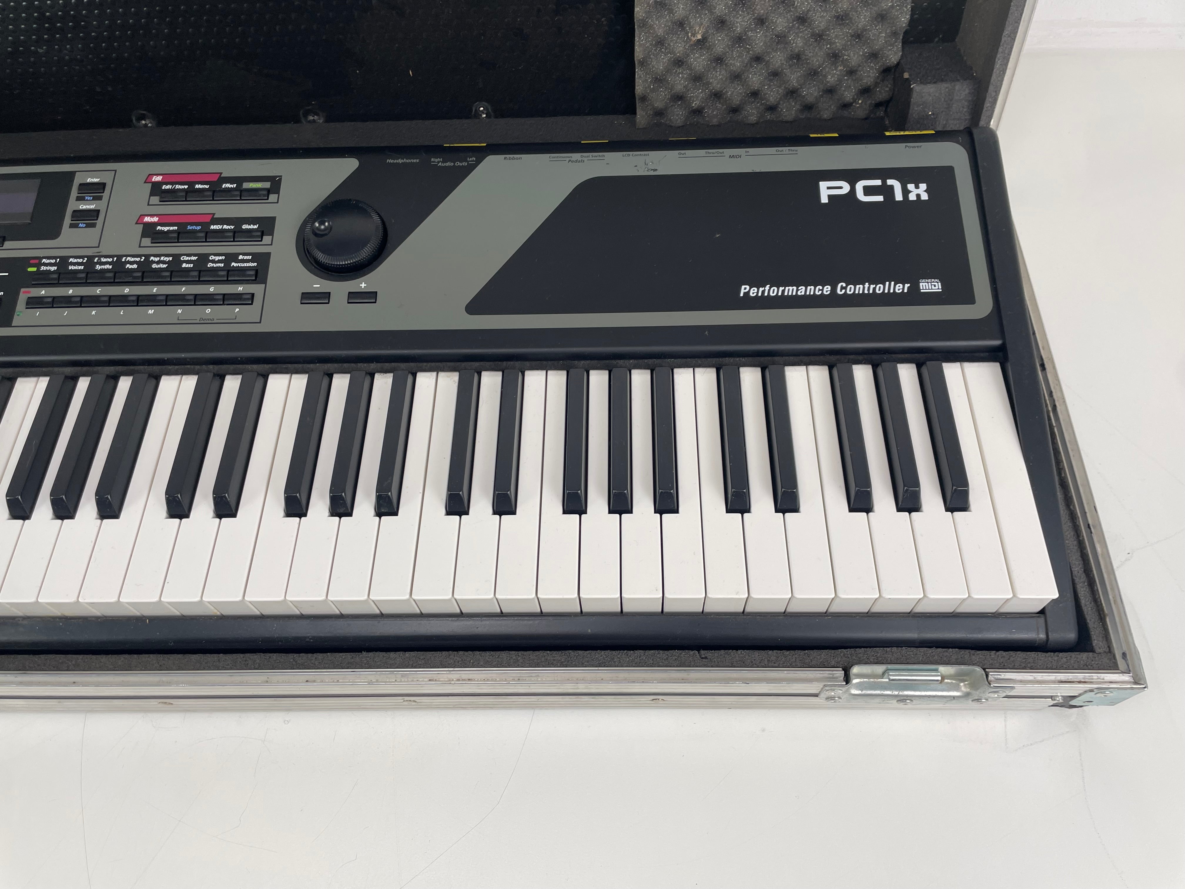 Kurzweil PC1X – Performance Controller Keyboard – Inc. Flight Case/AC-Adapter – As Is (Screen Issue)