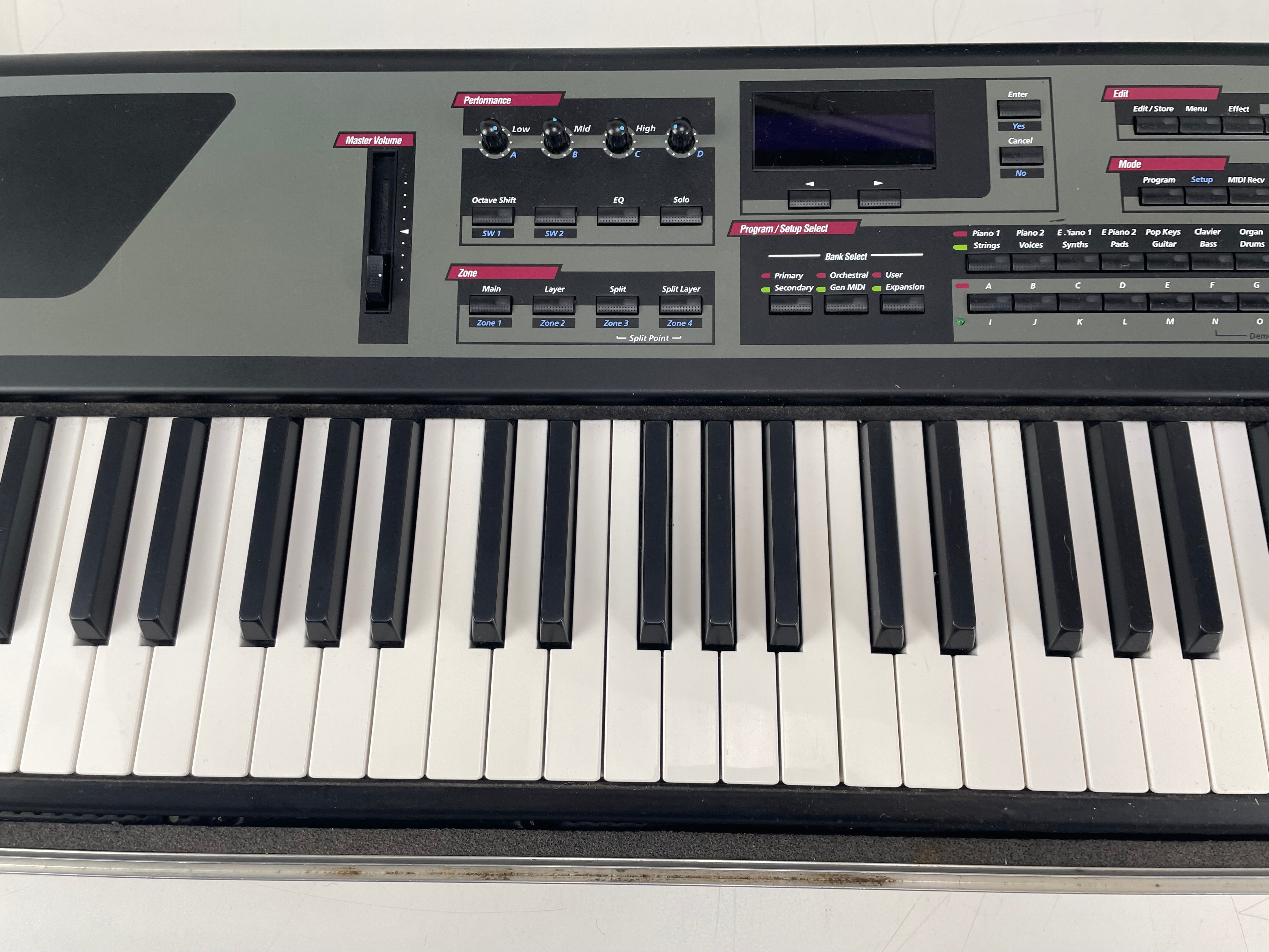 Kurzweil PC1X – Performance Controller Keyboard – Inc. Flight Case/AC-Adapter – As Is (Screen Issue)
