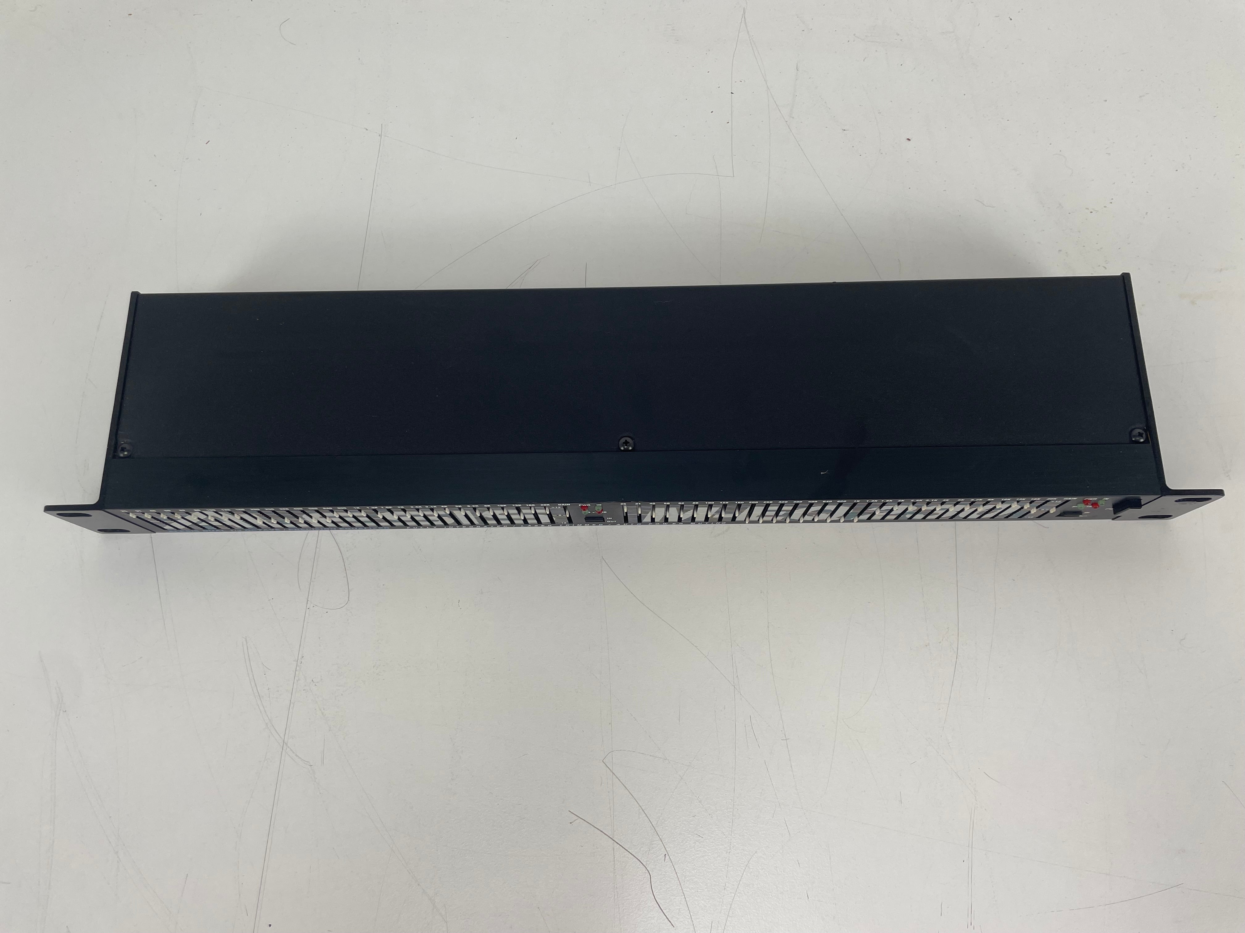 Alesis - M-EQ230 - Inclusief adapter