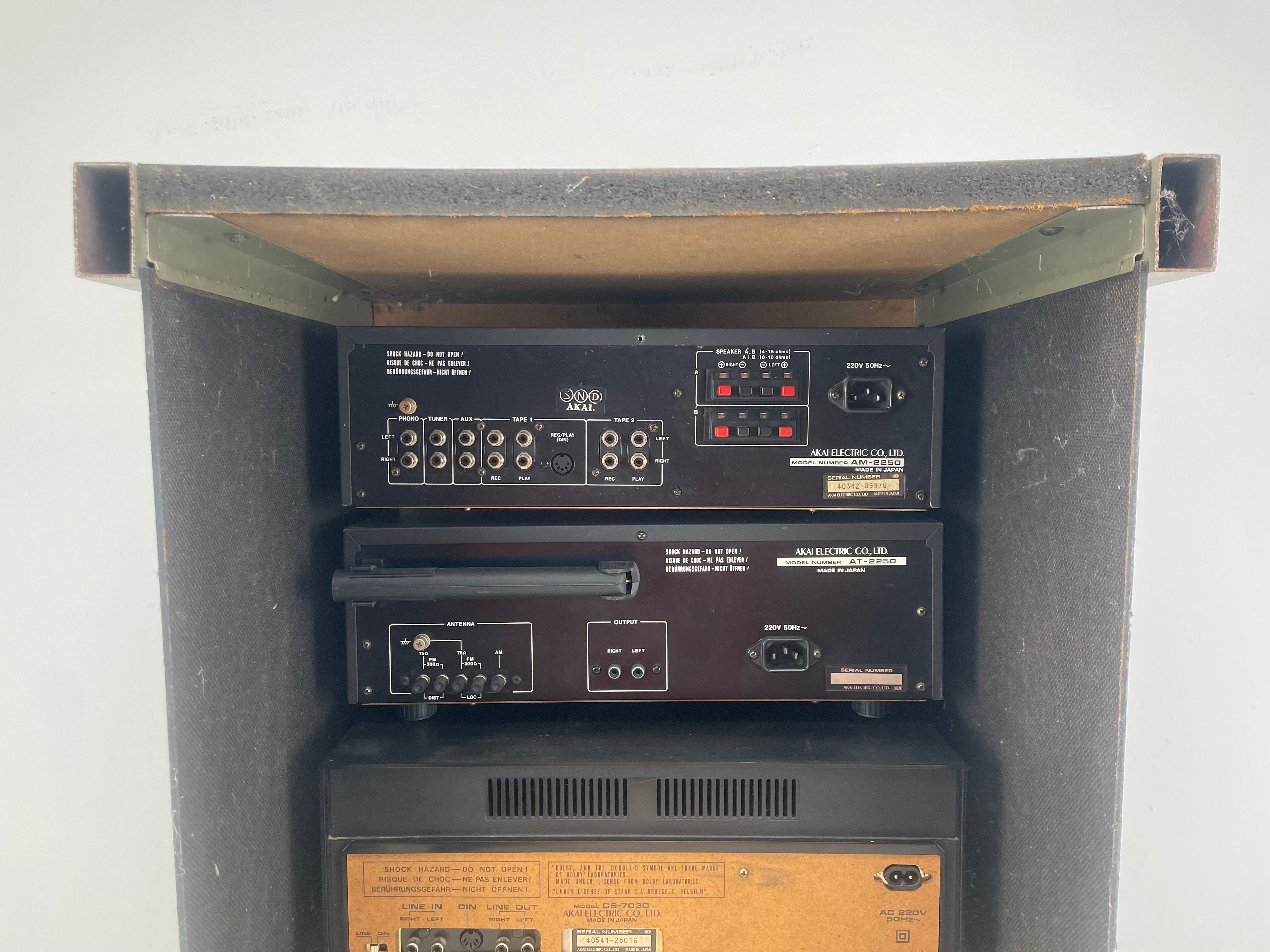 AKAI - AM-2250 / AT-2250 / CS-703D in origineel AKAI-rack