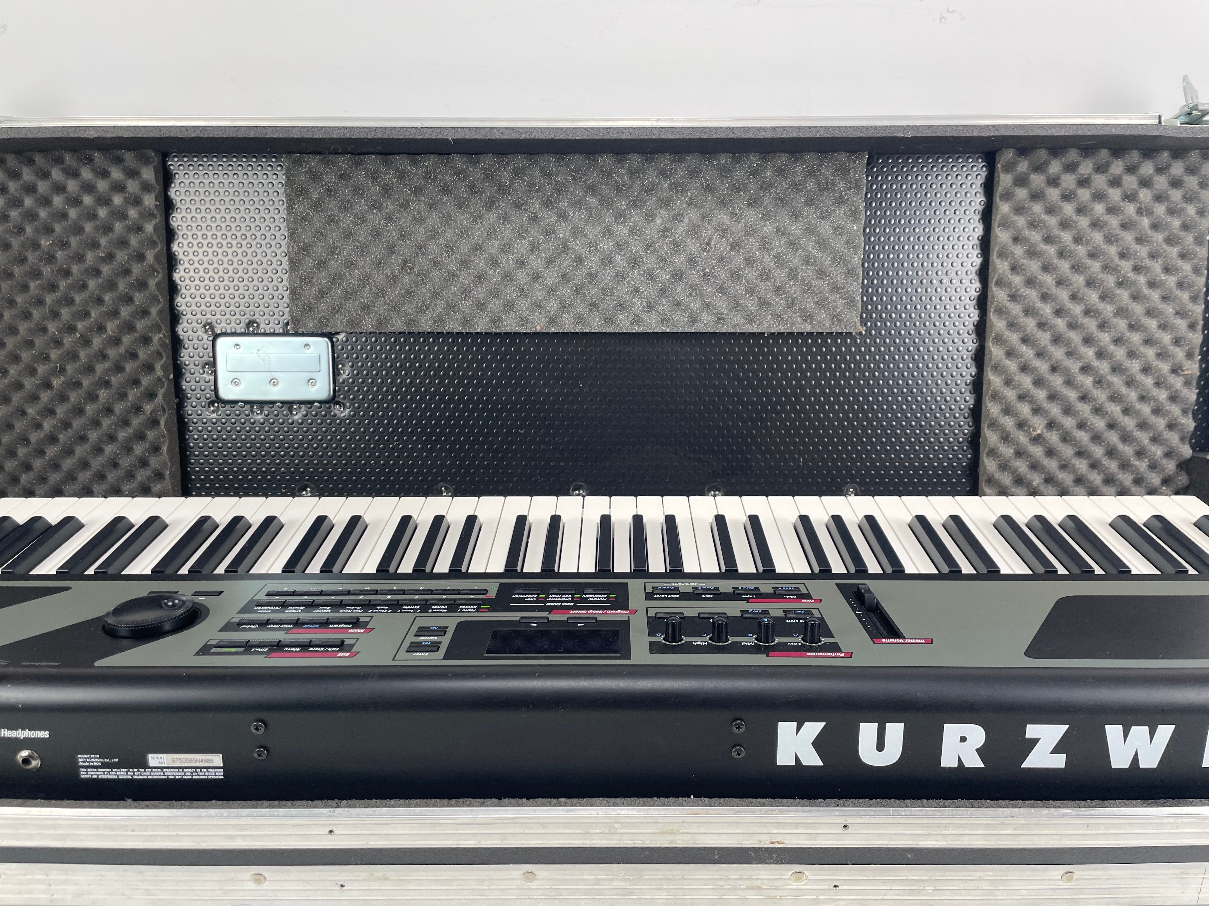 Kurzweil PC1X – Performance Controller Keyboard – Inc. Flight Case/AC-Adapter – As Is (Screen Issue)