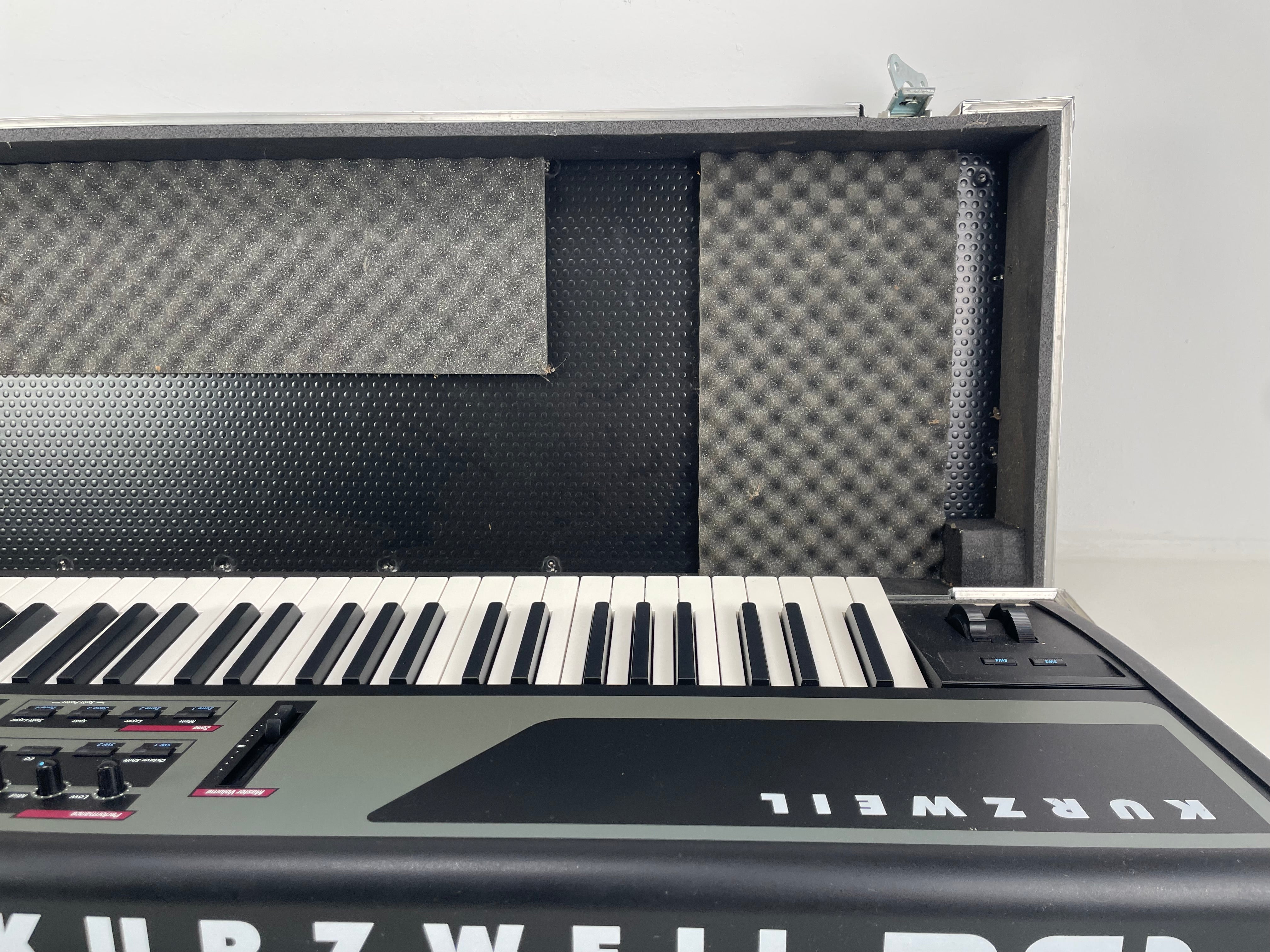 Kurzweil PC1X – Performance Controller Keyboard – Inc. Flight Case/AC-Adapter – As Is (Screen Issue)