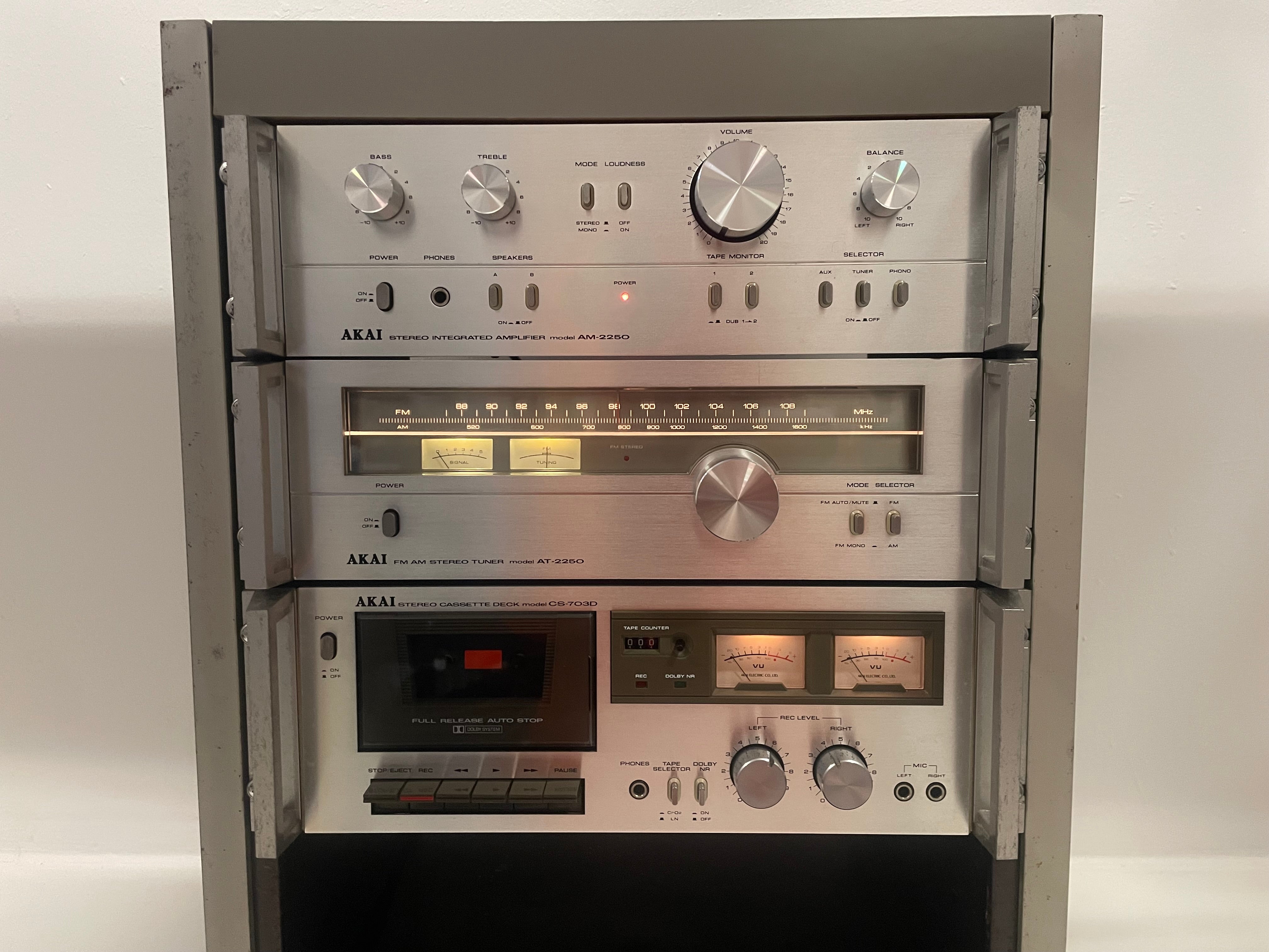 AKAI - AM-2250 / AT-2250 / CS-703D in origineel AKAI-rack